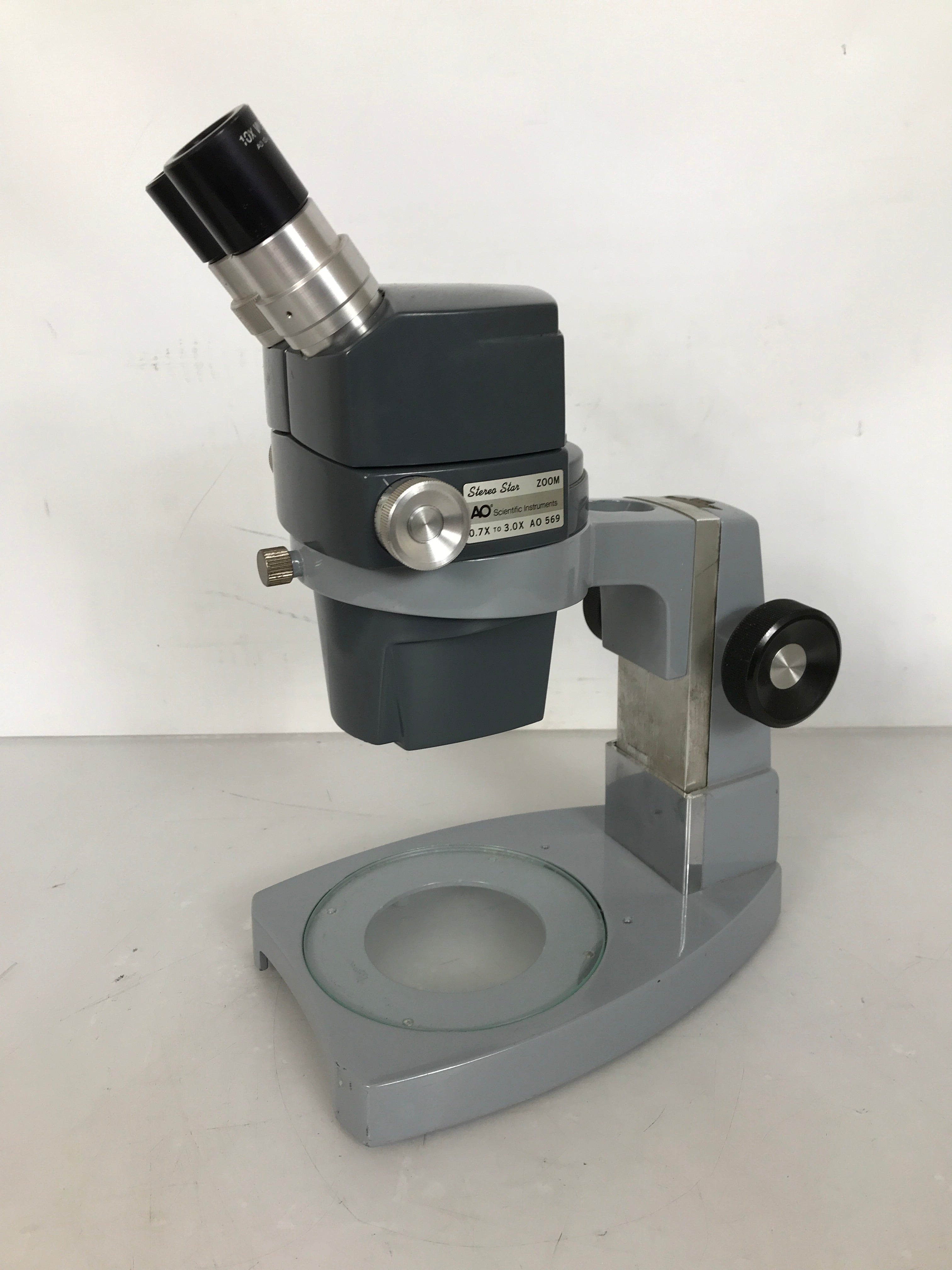 American Optical AO 569 Stereo Star Zoom Microscope 0.7x-3.0x with 10x W.F. Eyepieces