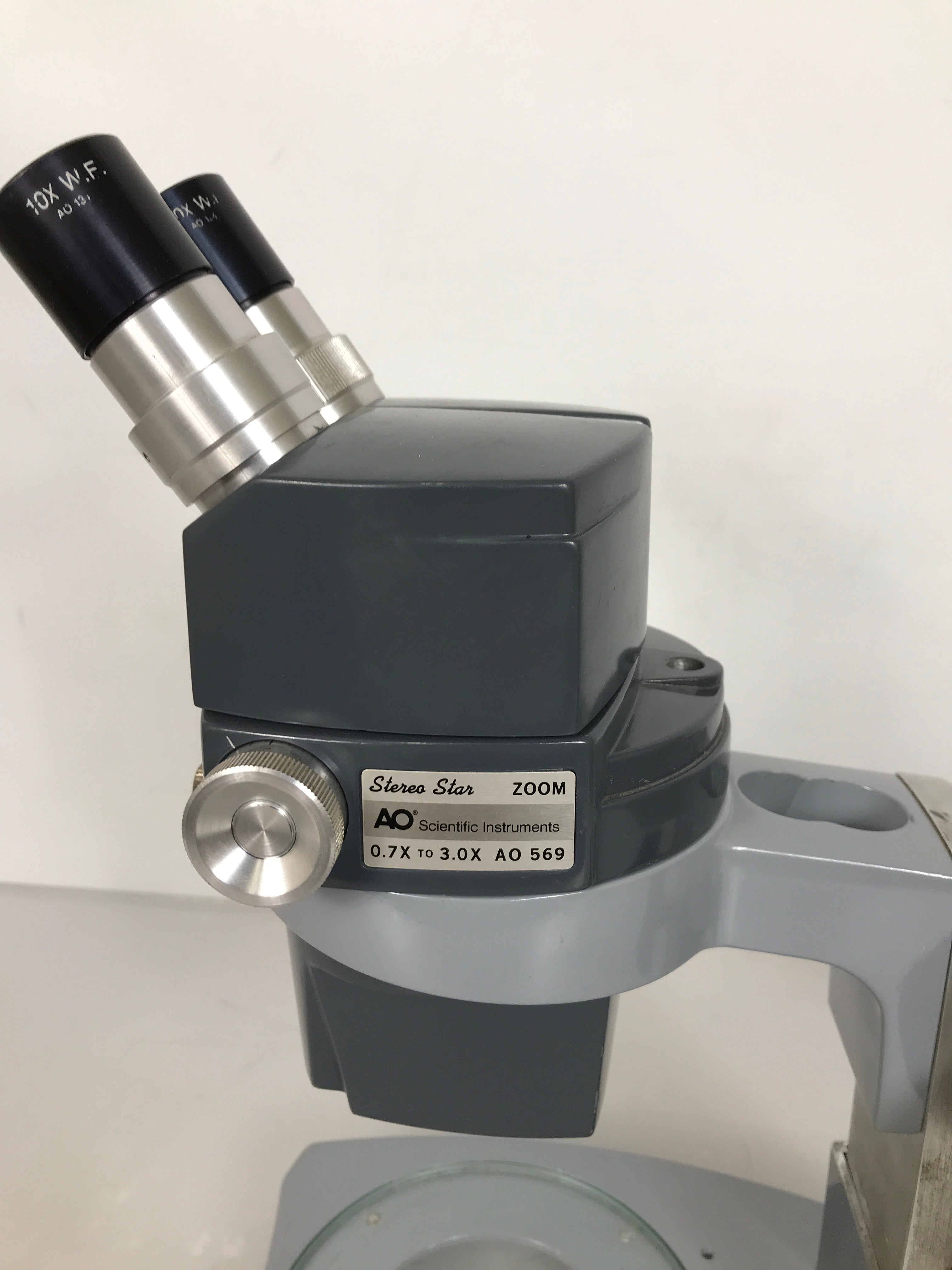 American Optical AO 569 Stereo Star Zoom Microscope 0.7x-3.0x with 10x W.F.  Eyepieces
