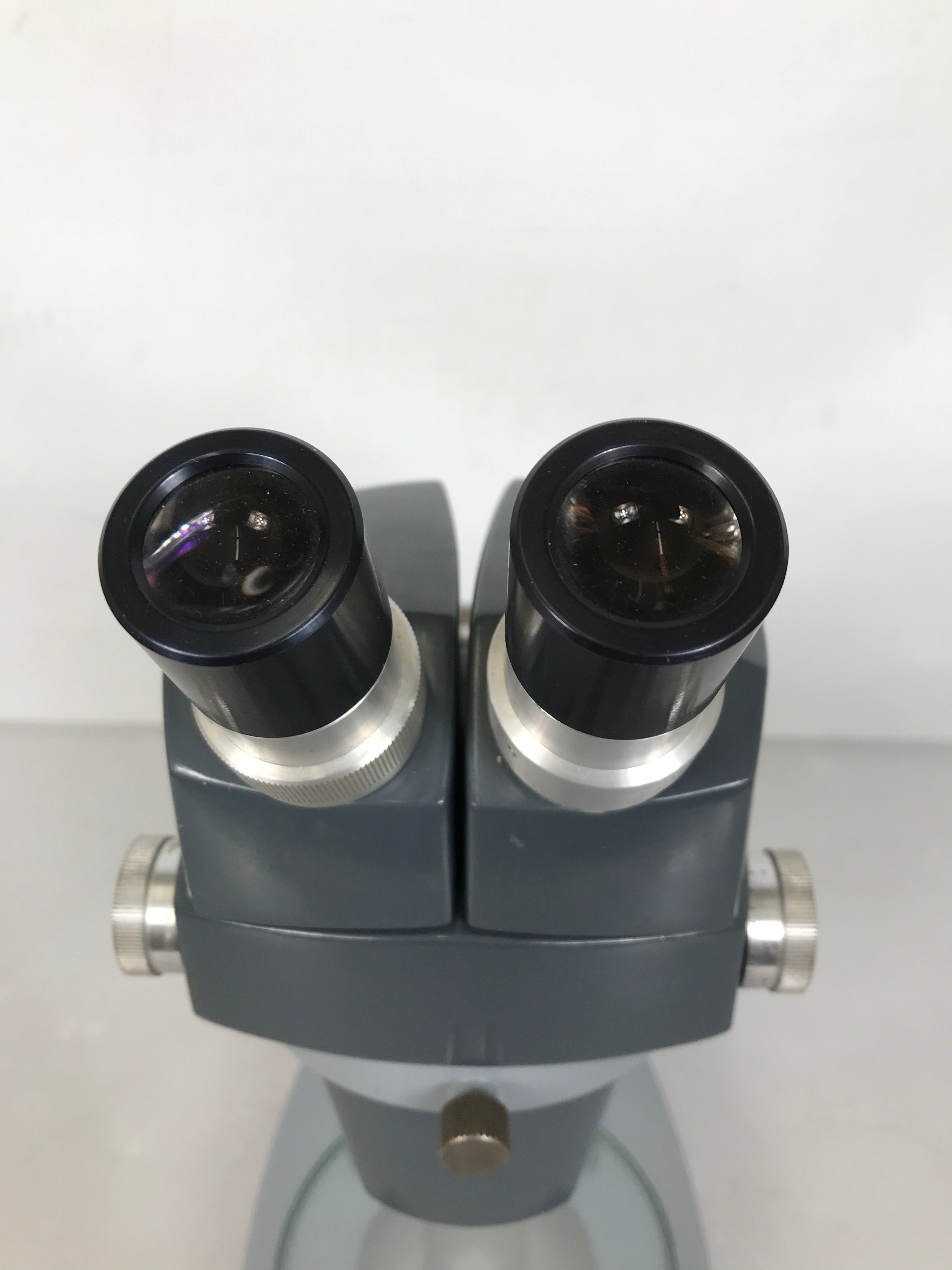 American Optical AO 569 Stereo Star Zoom Microscope 0.7x-3.0x with 10x W.F.  Eyepieces