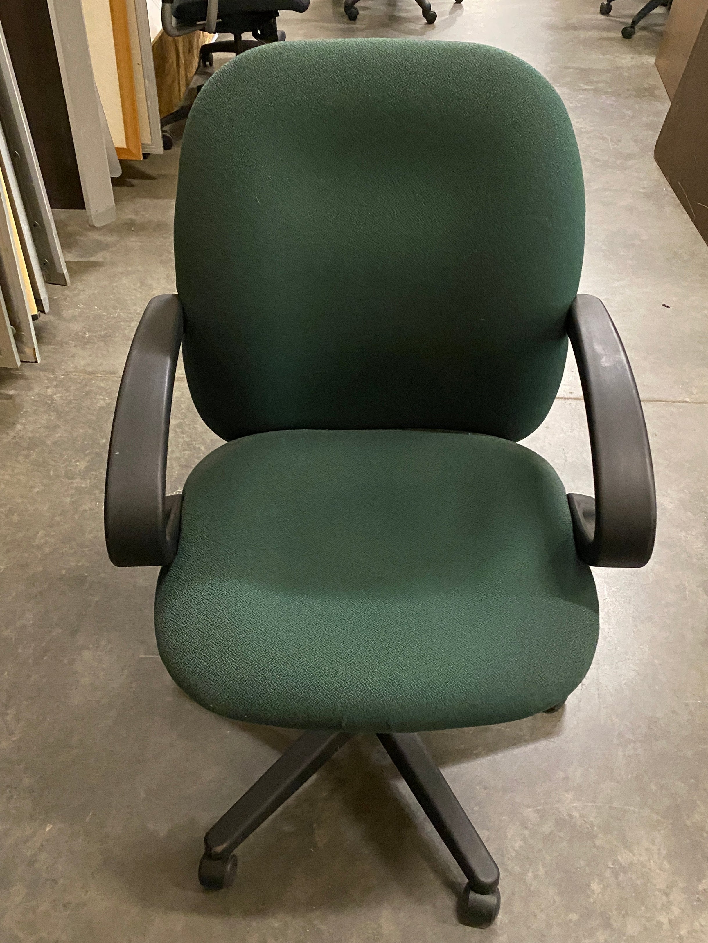 Global Upholstery Co INC Green Cushioned Office Chair