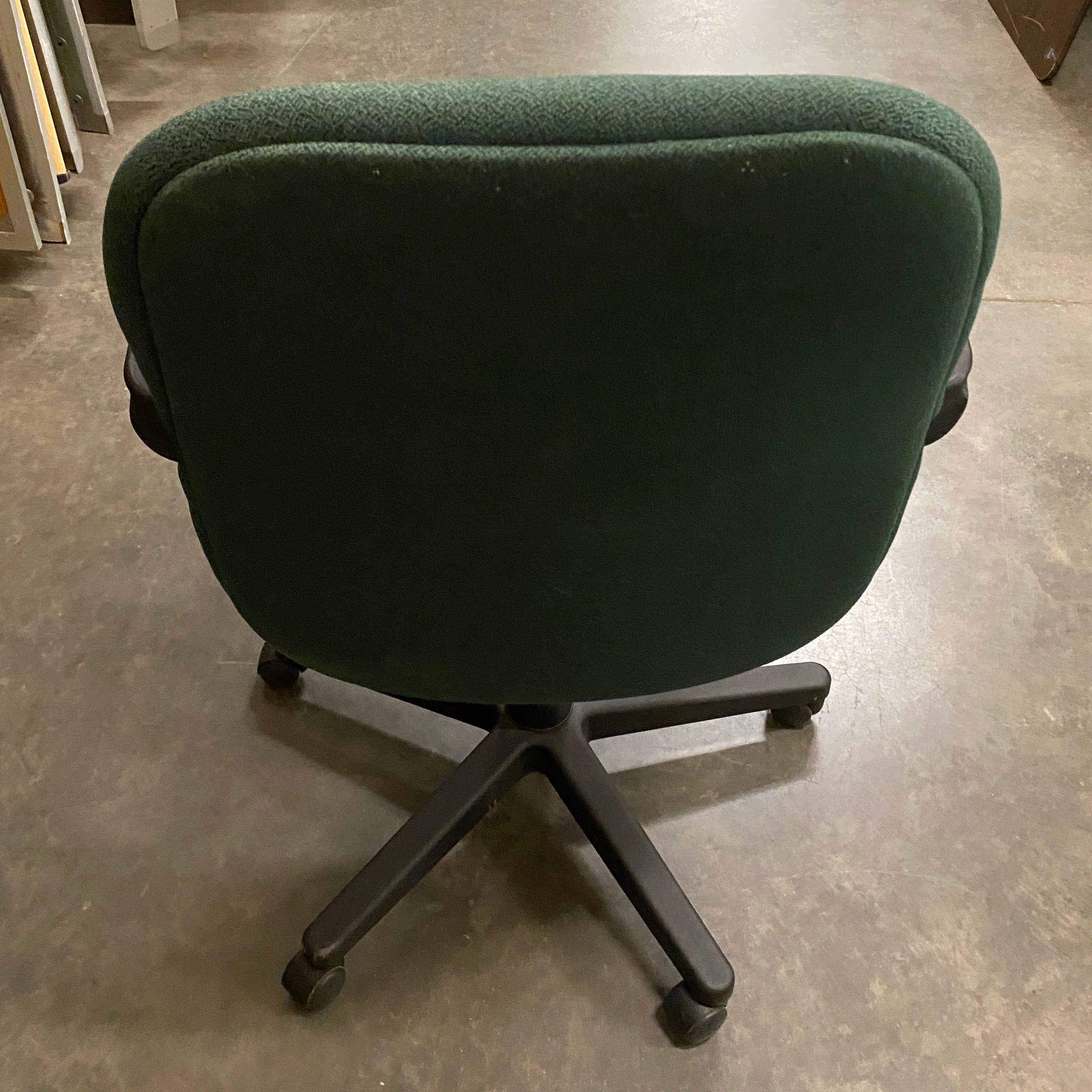 Global Upholstery Co INC Green Cushioned Office Chair