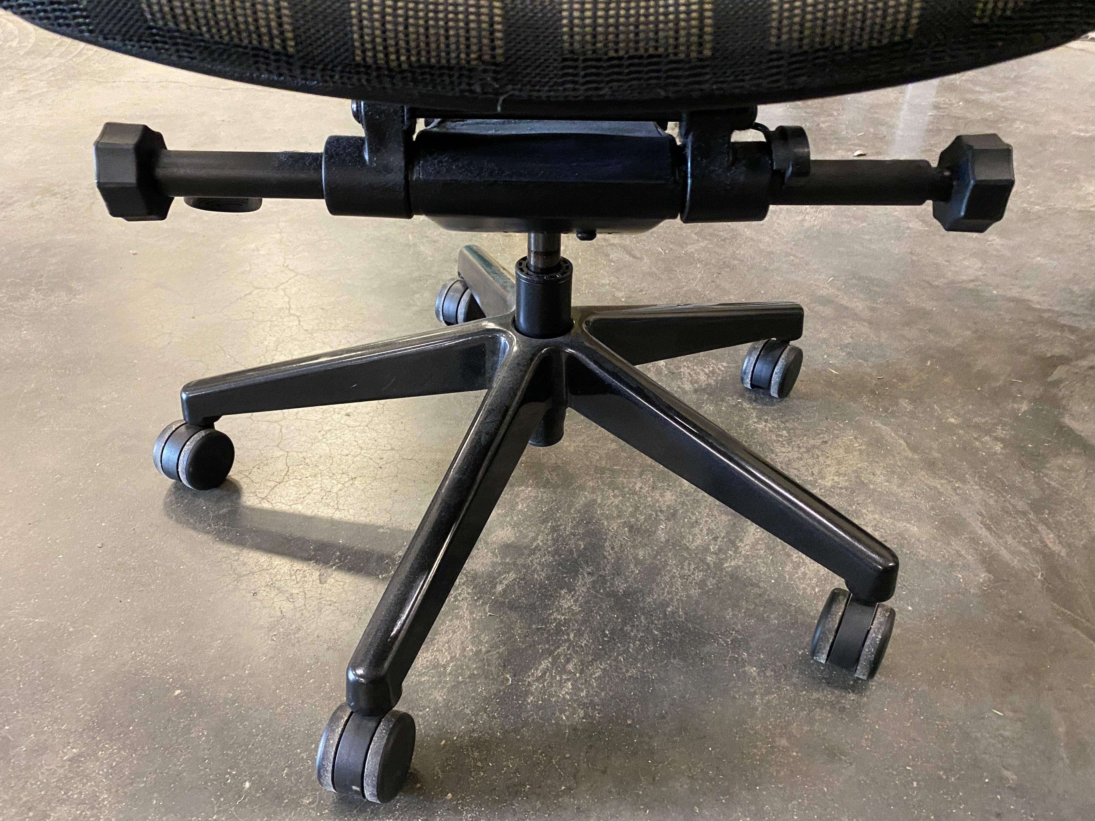 Black Mesh Rolling Office Chair