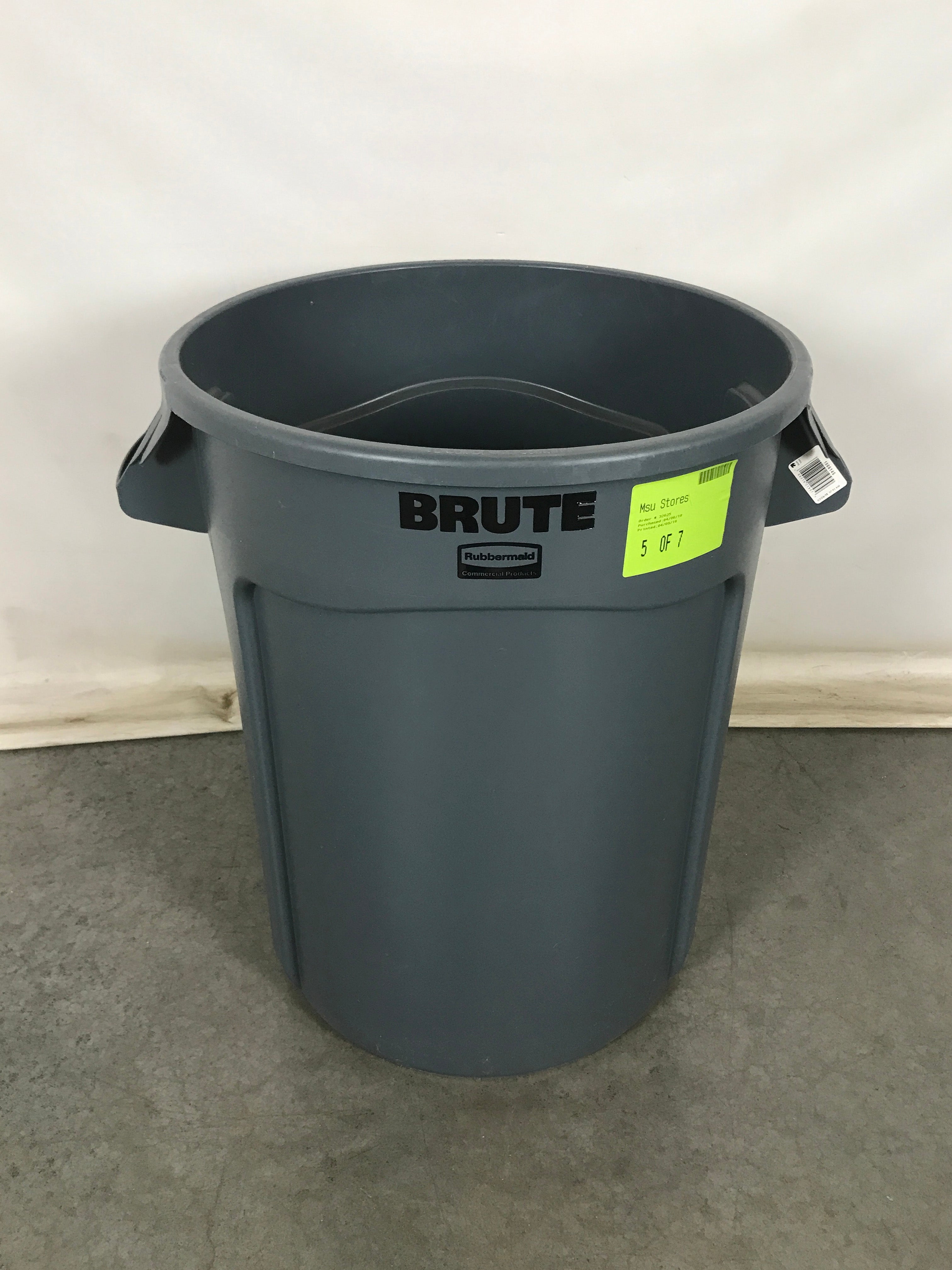 Brute Rubbermaid Trash Bin