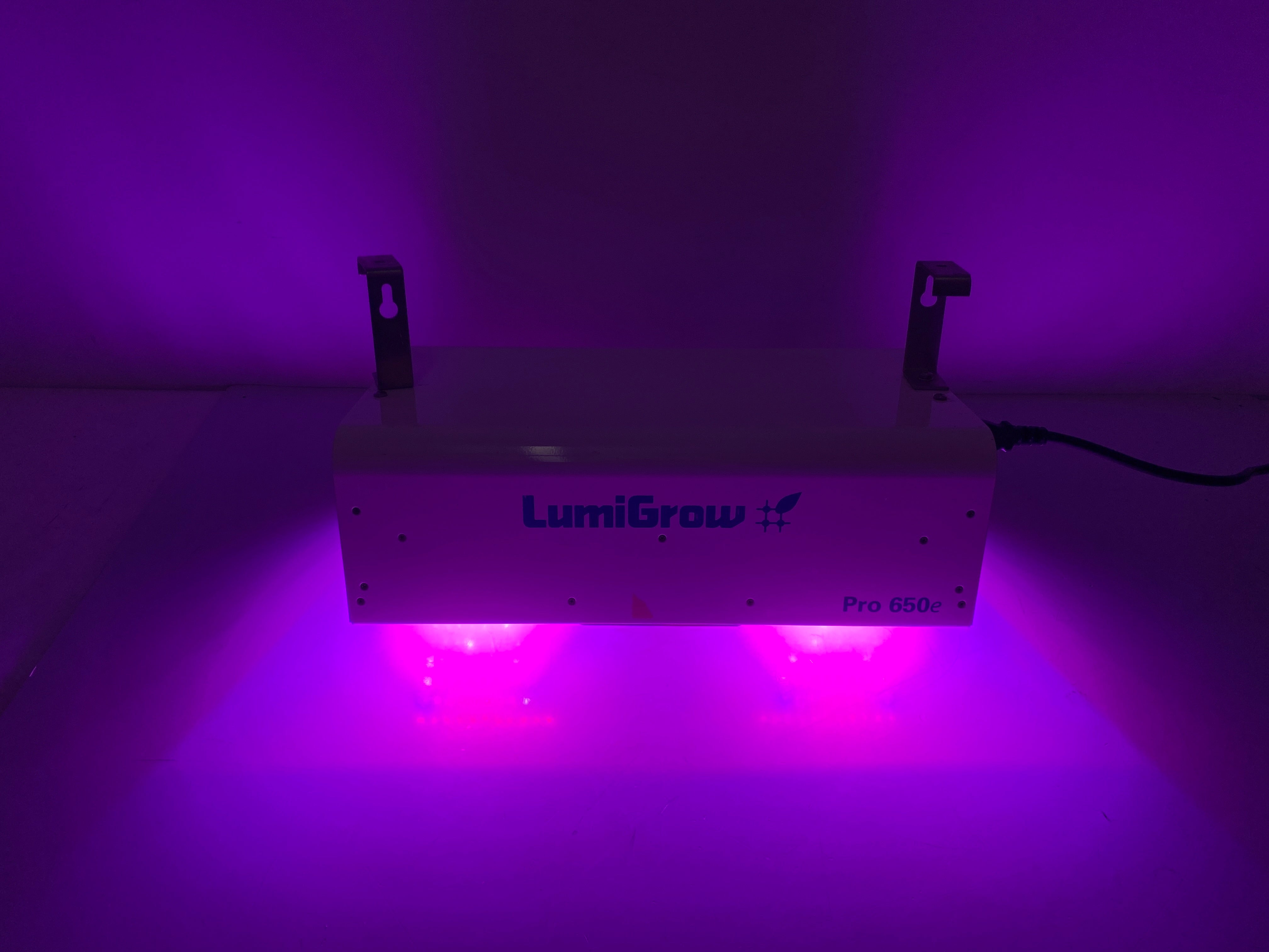 LumiGrow Pro Series 650e LED Grow Light Fixture