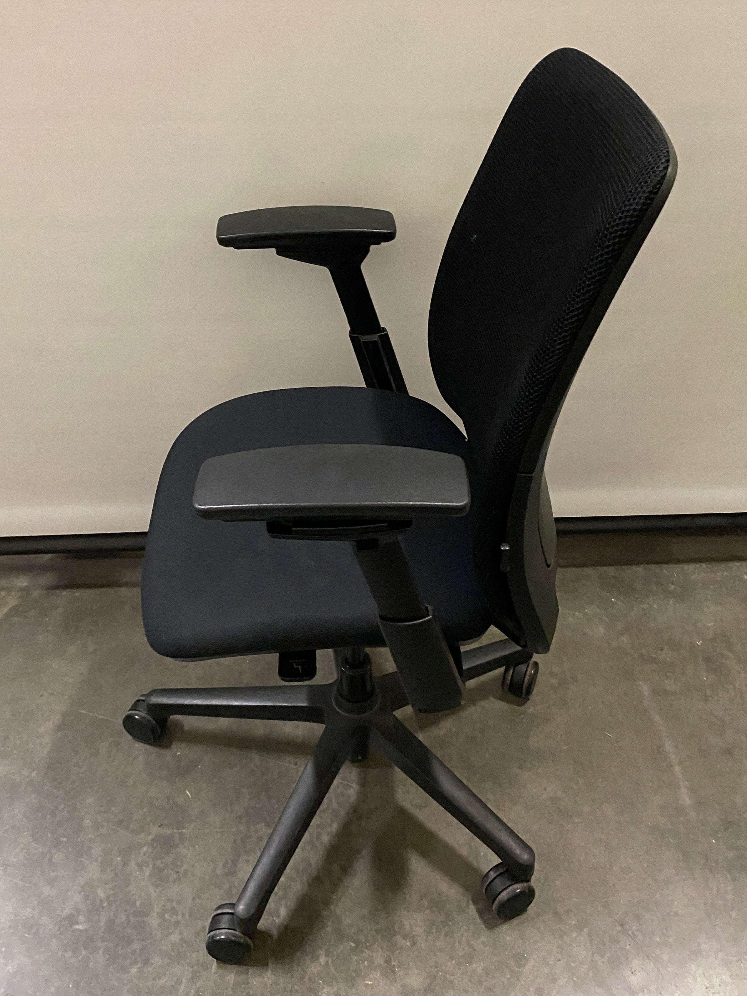 Steelcase #4821418 Black Mesh Adjustable Office Chair