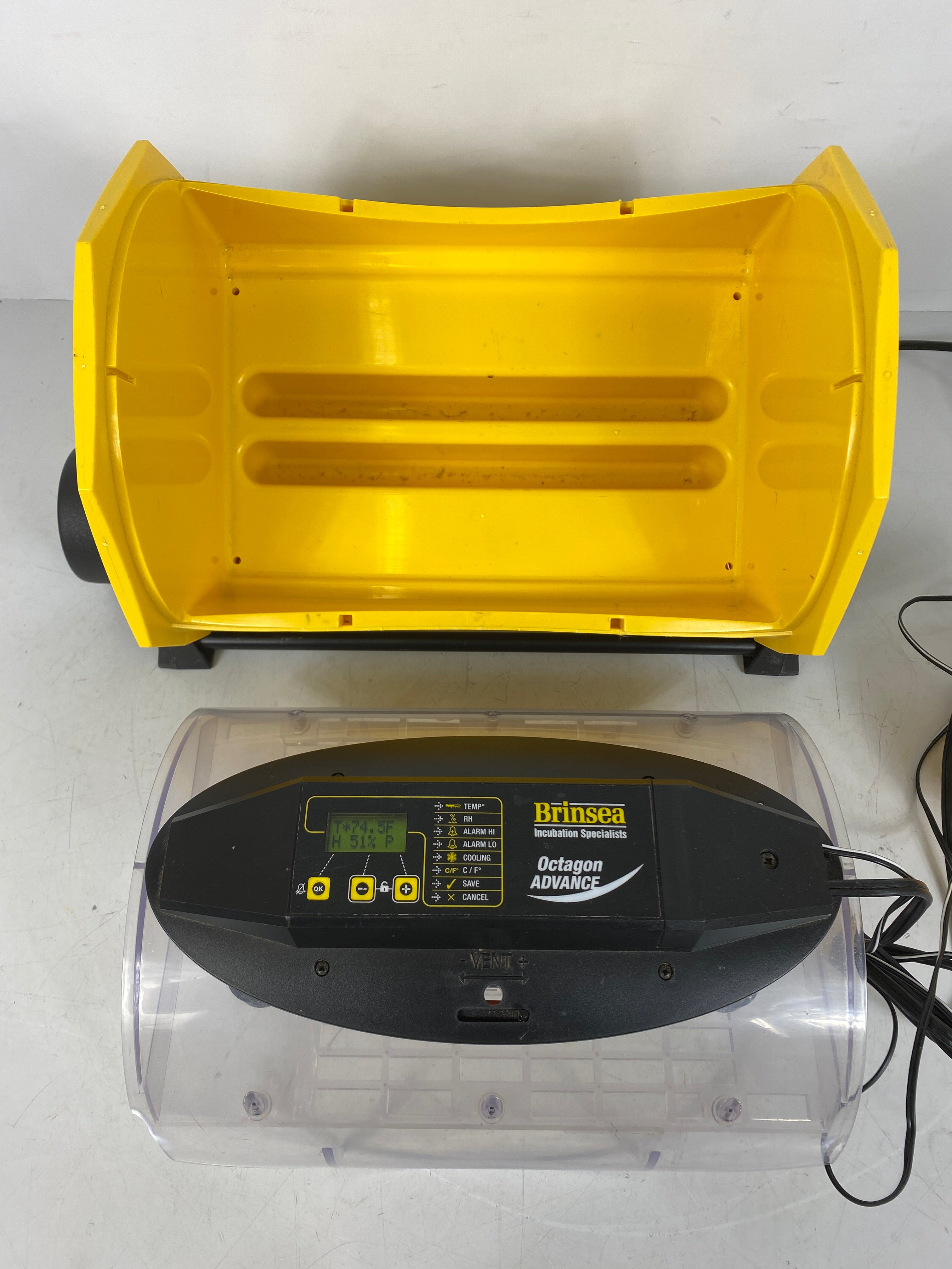 Brinsea Octagon Advance Incubator with Autoturn Cradle and Humidity Pump