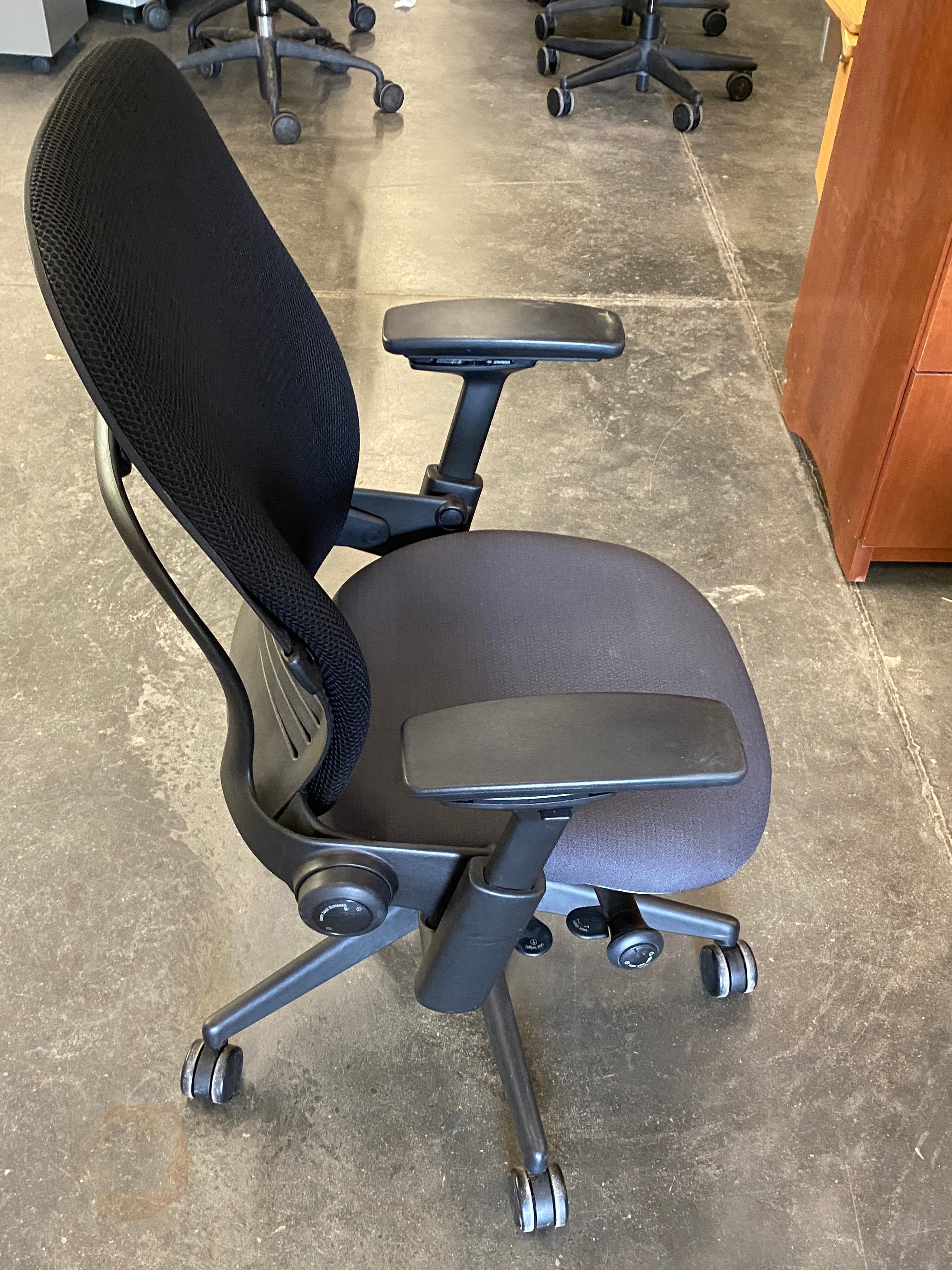 Steelcase #46216189 Black Mesh Grey Seat Adjustable Office Chair