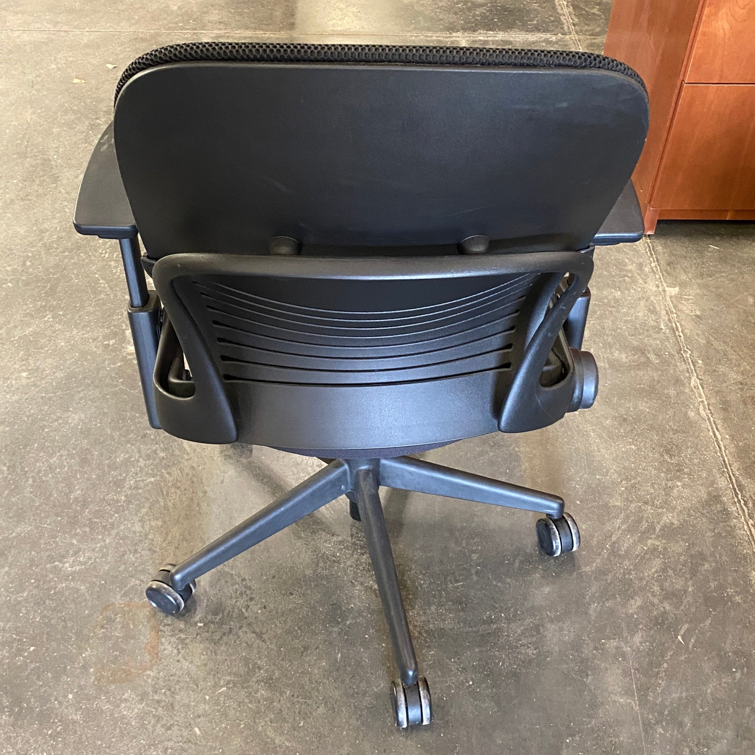 Steelcase #46216189 Black Mesh Grey Seat Adjustable Office Chair