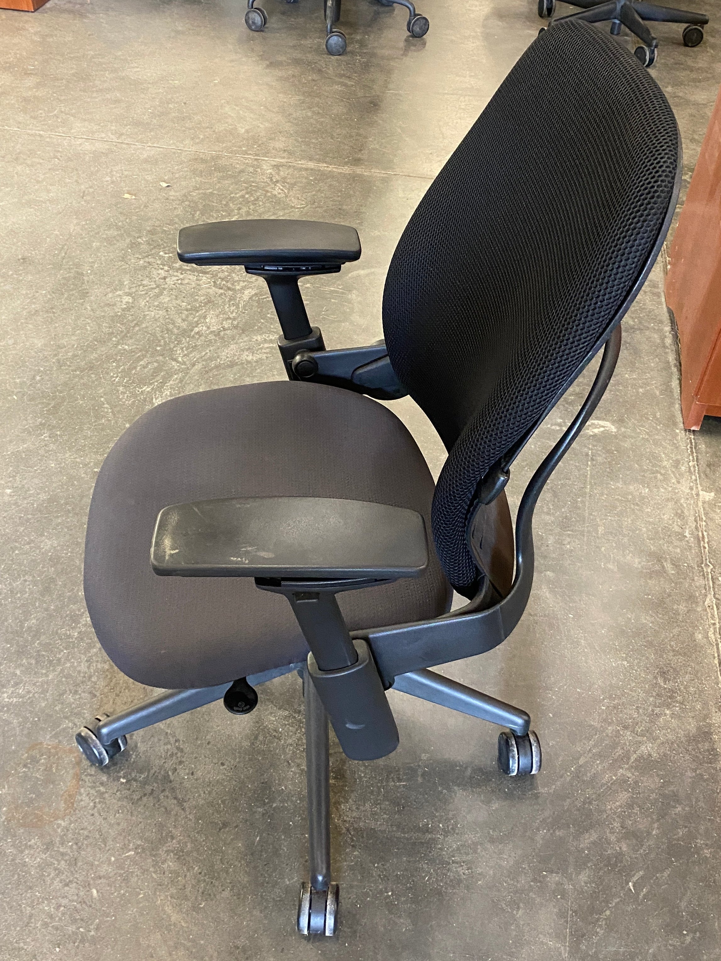 Steelcase #46216189 Black Mesh Grey Seat Adjustable Office Chair