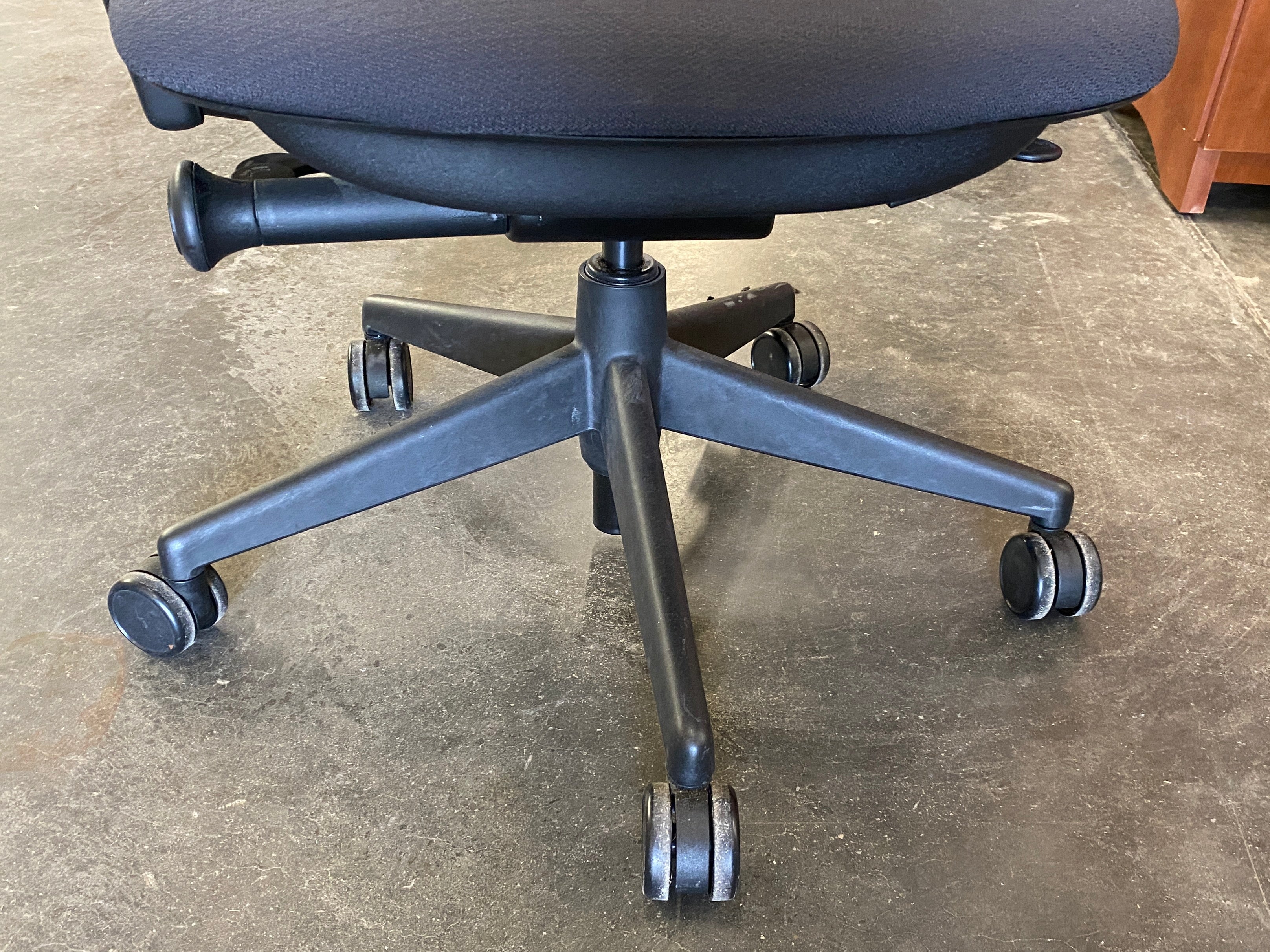 Steelcase #46216189 Black Mesh Grey Seat Adjustable Office Chair