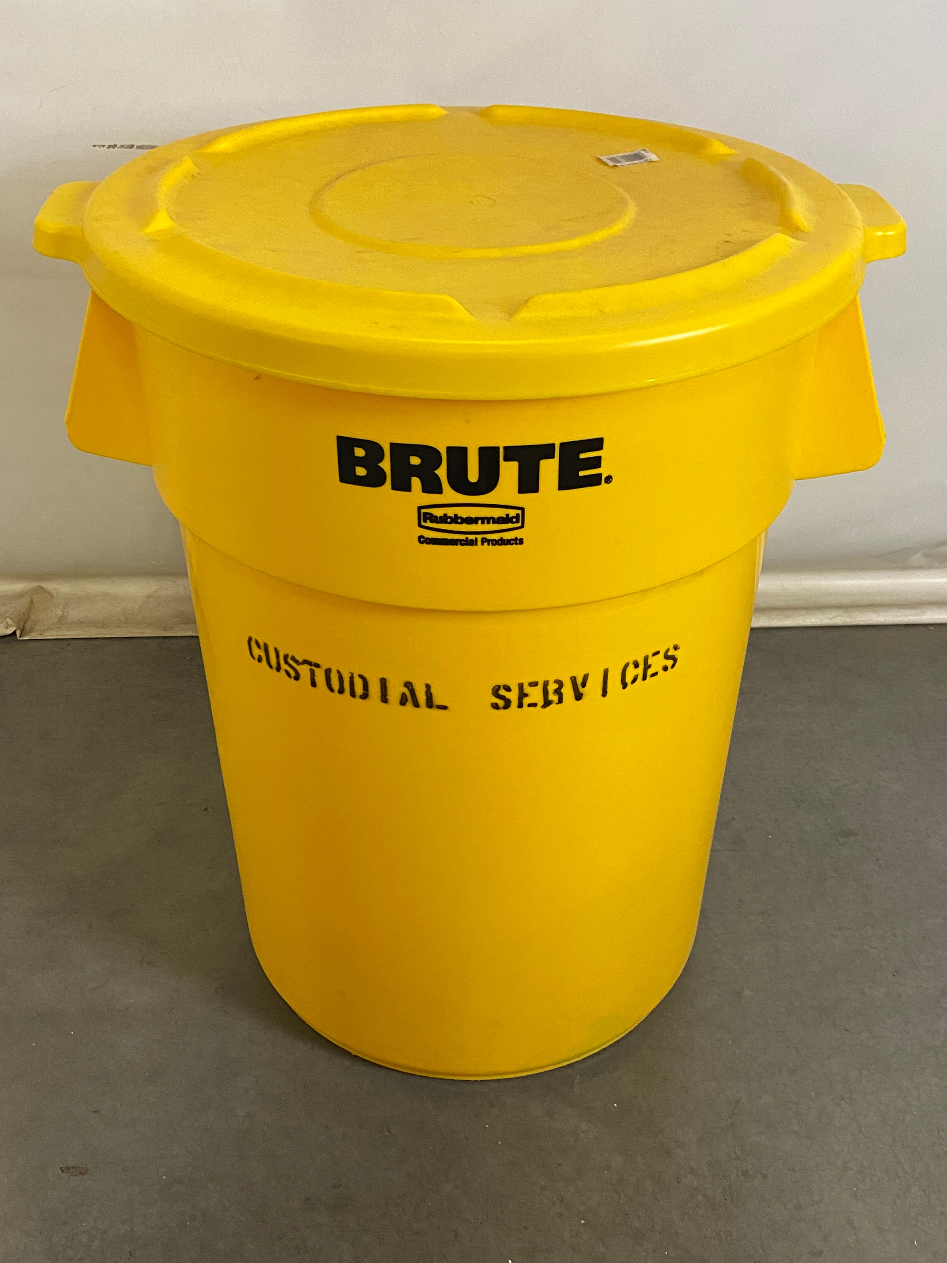 Rubbermaid Brute Yellow 44 Gallon Trash Can w/Lid