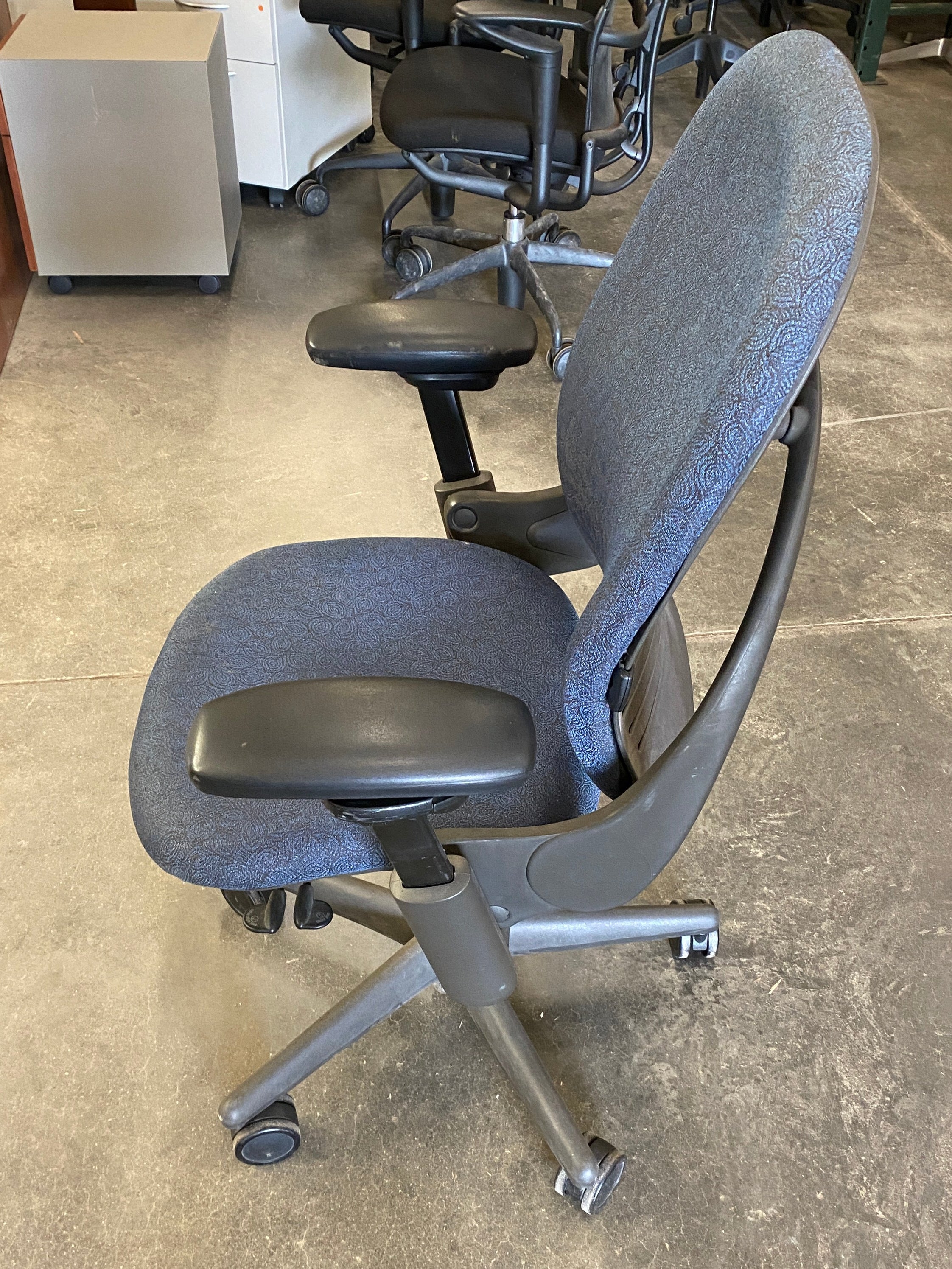 Steelcase #4621211 Blue Patterned Upholstered Adjustable Office Chair