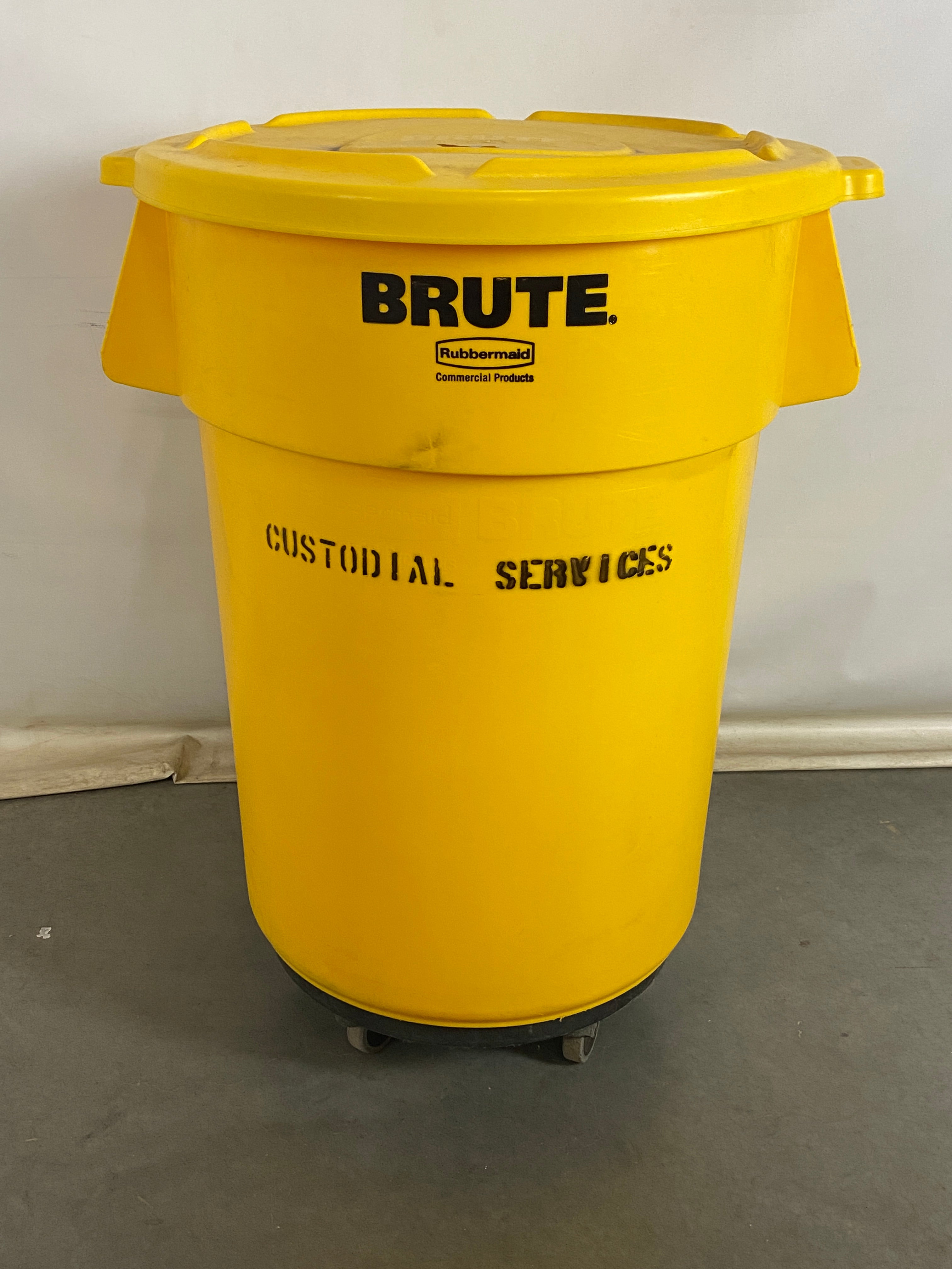 Rubbermaid Brute Yellow 44 Gallon Trash Can w/Lid and Casters