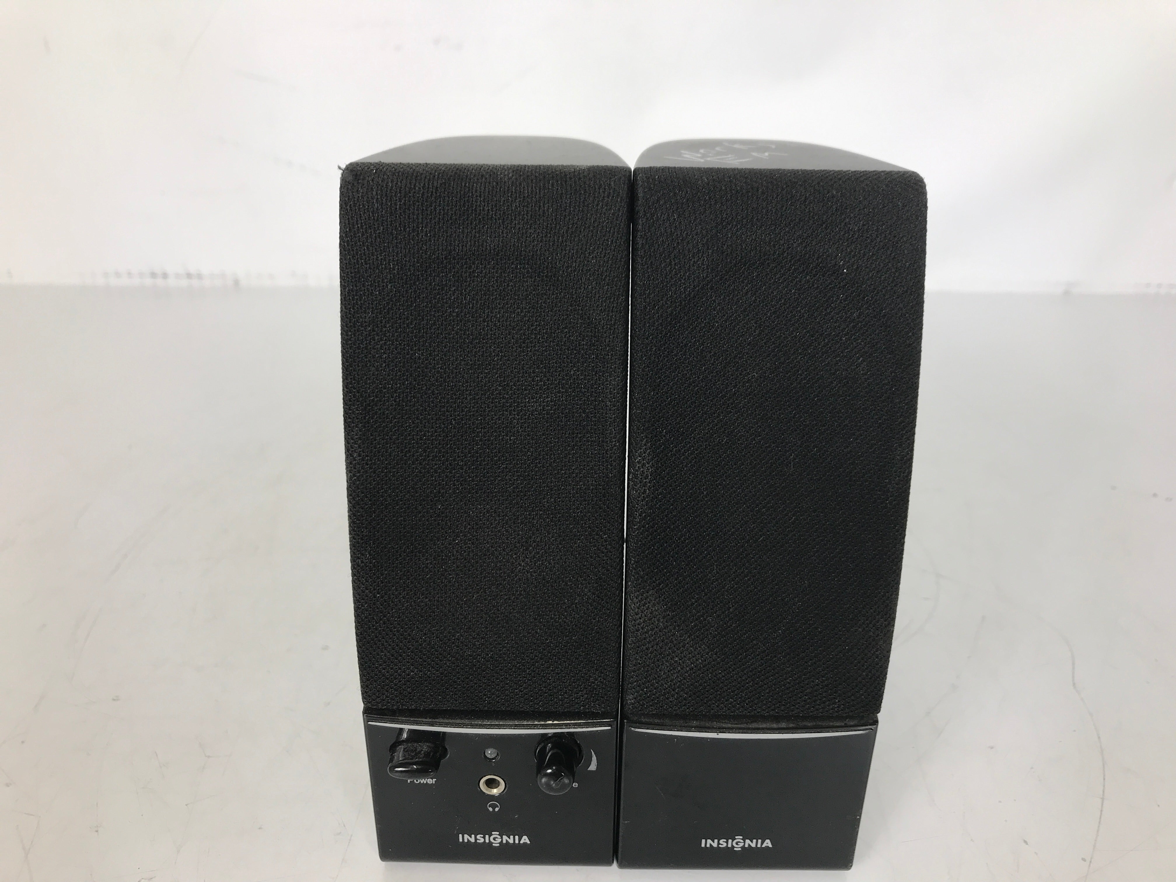 Insignia 2.0 Powered Stereo Speakers - No Power Supply