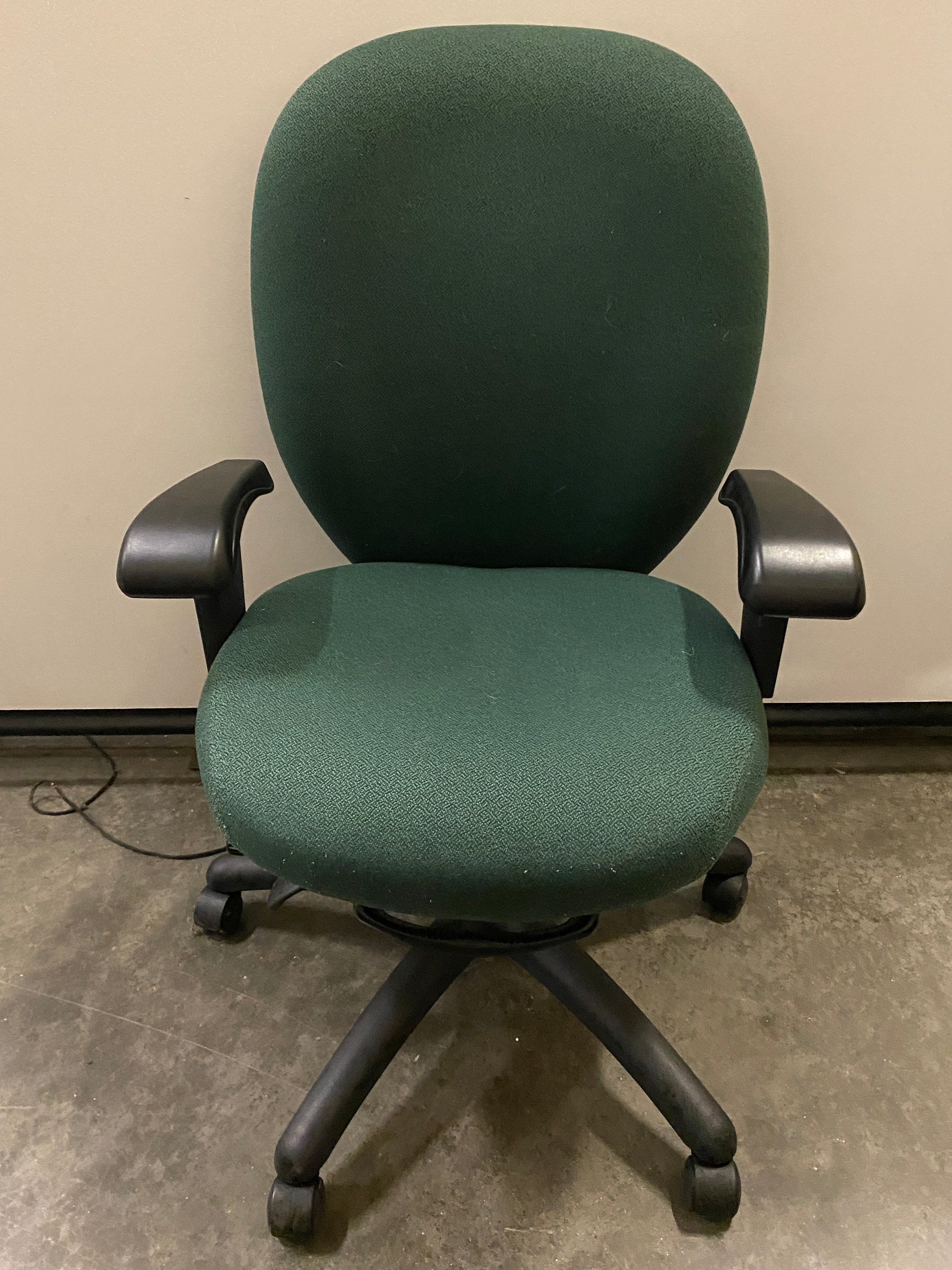 Global Upholstery Co INC Green Cushioned Adjustable Office Chair