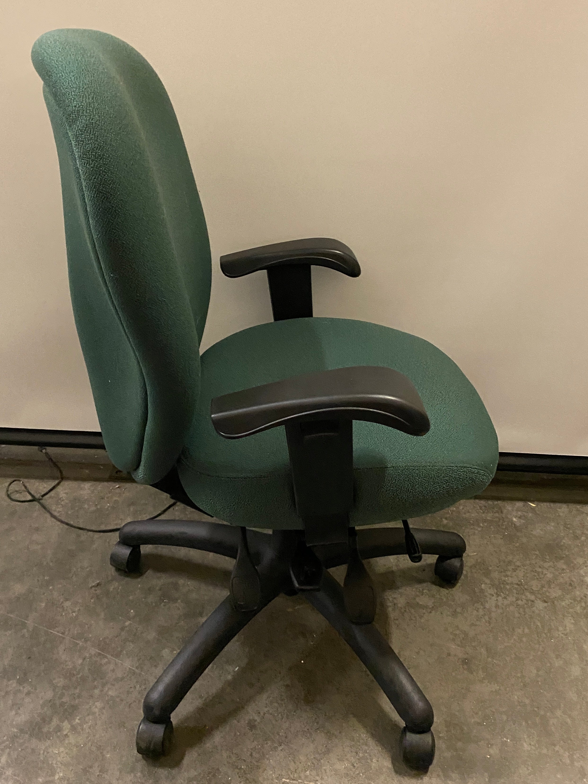 Global Upholstery Co INC Green Cushioned Adjustable Office Chair