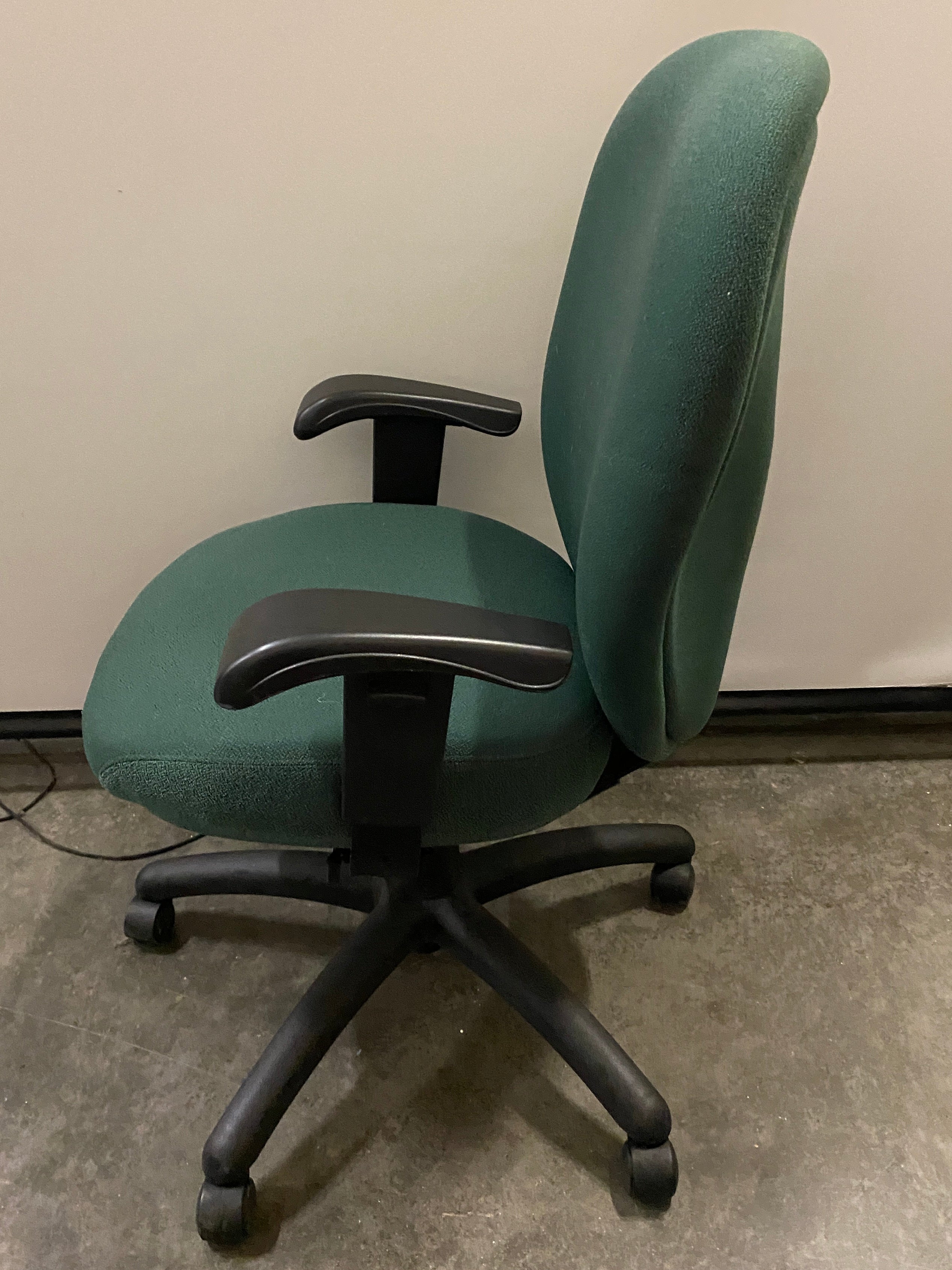 Global Upholstery Co INC Green Cushioned Adjustable Office Chair