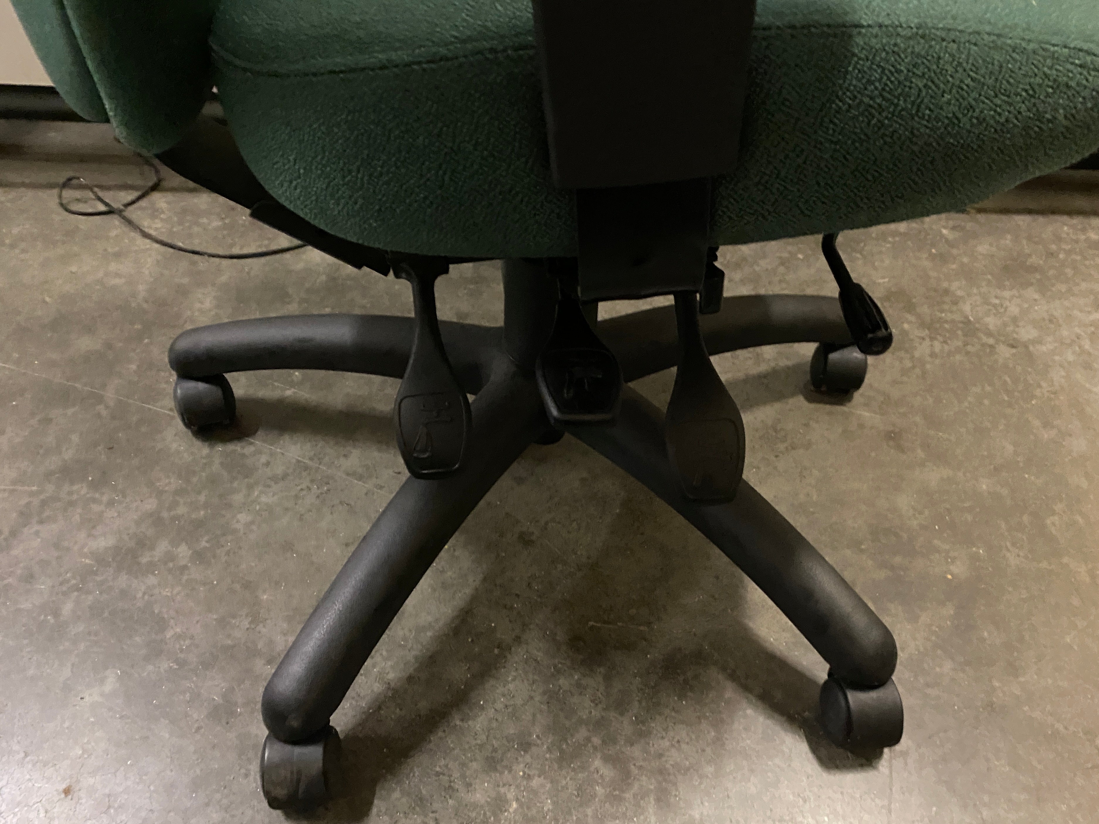 Global Upholstery Co INC Green Cushioned Adjustable Office Chair