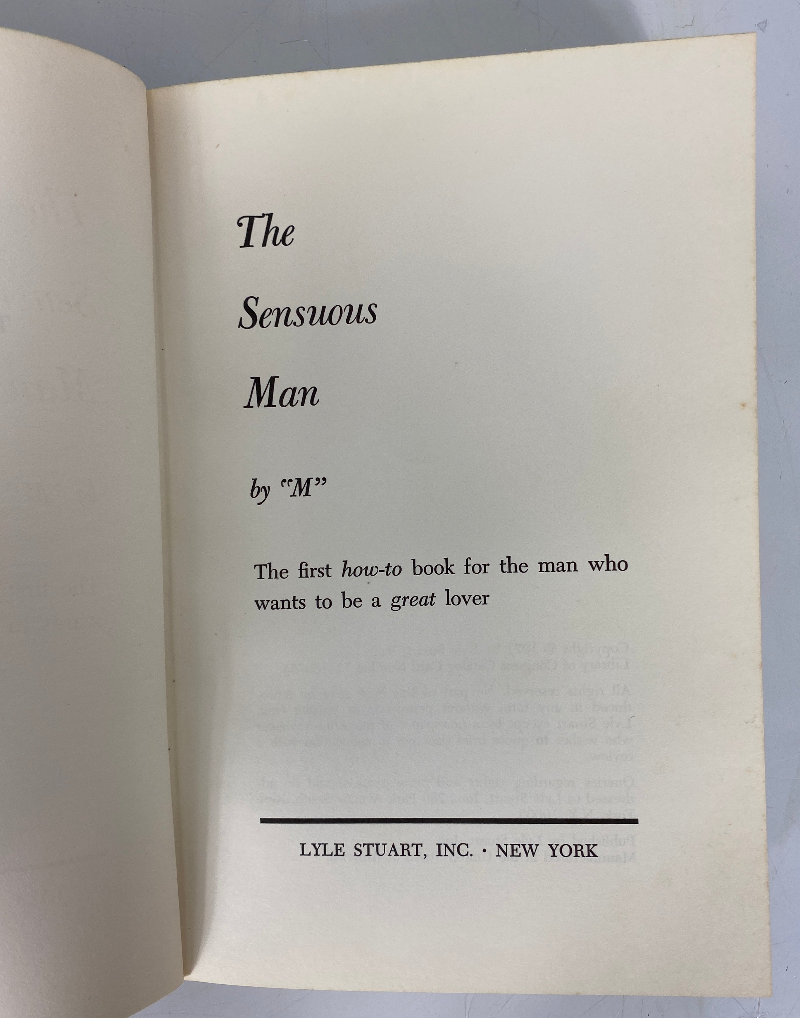 Lot of 2: The Sensuous Woman by "J"/The Sensuous Man by "M" 1970-71 HC DJ