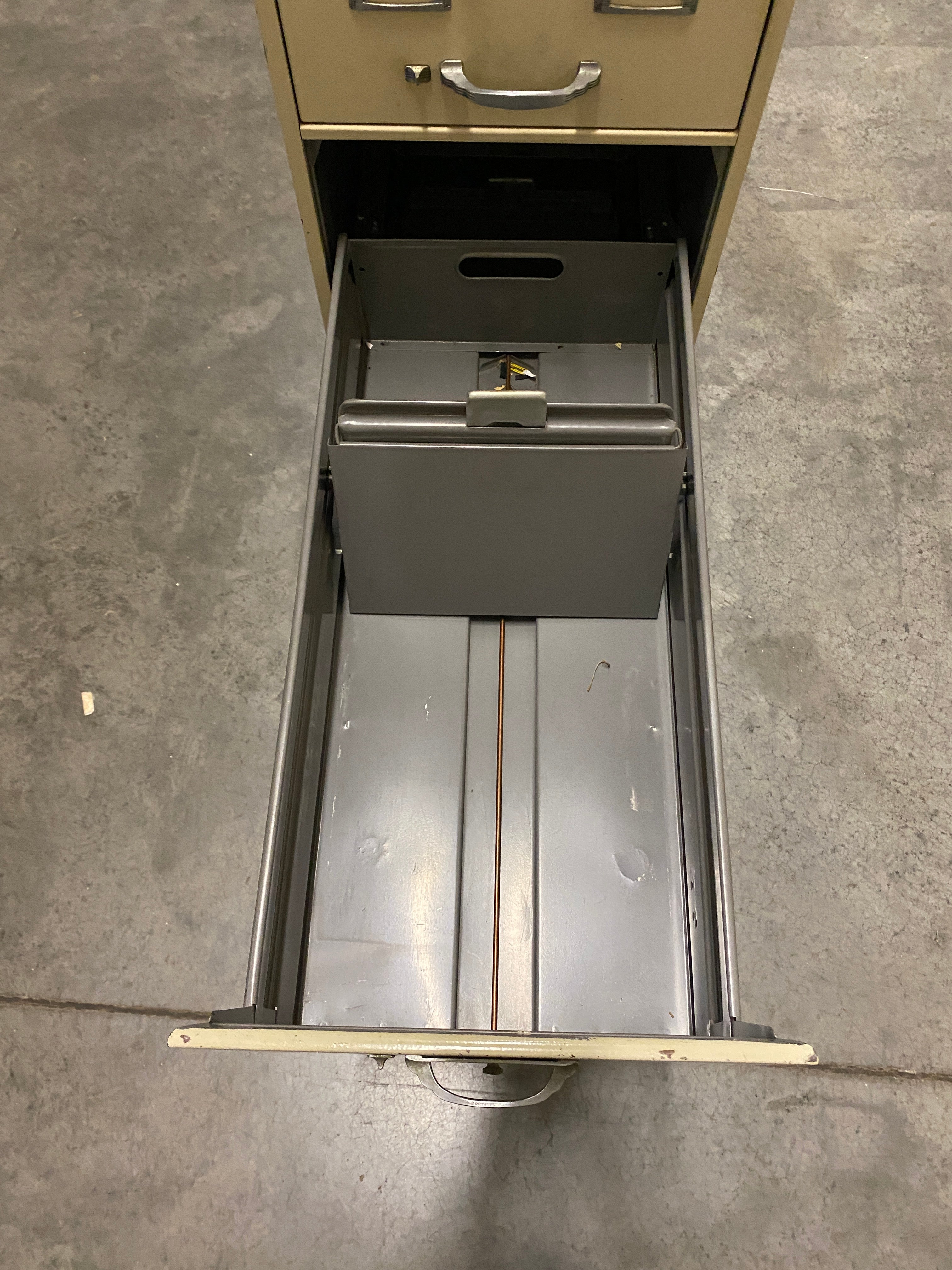 Steelcase Tan 4 Drawer File Cabinet *Key Included*