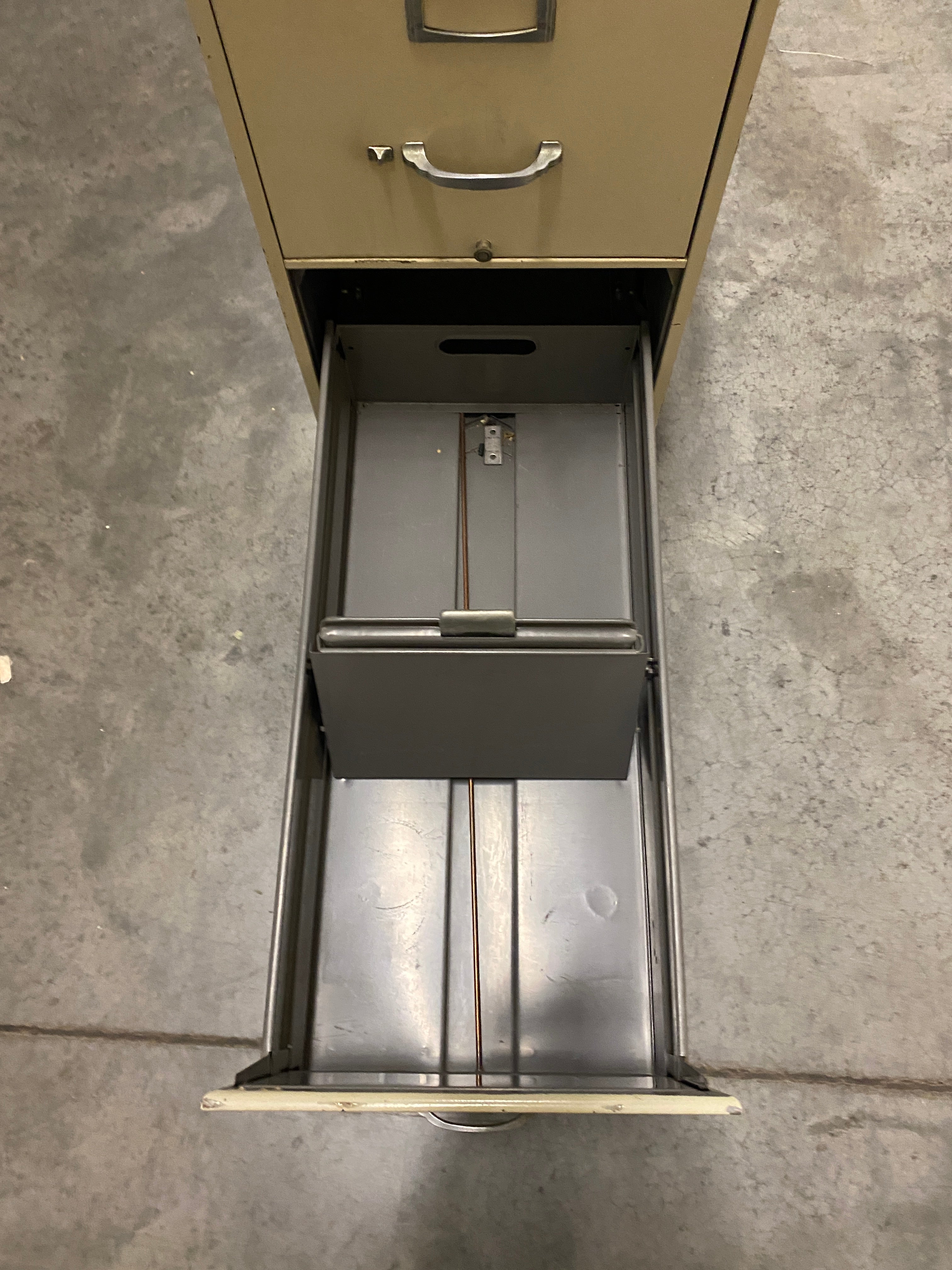 Steelcase Tan 4 Drawer File Cabinet *Key Included*
