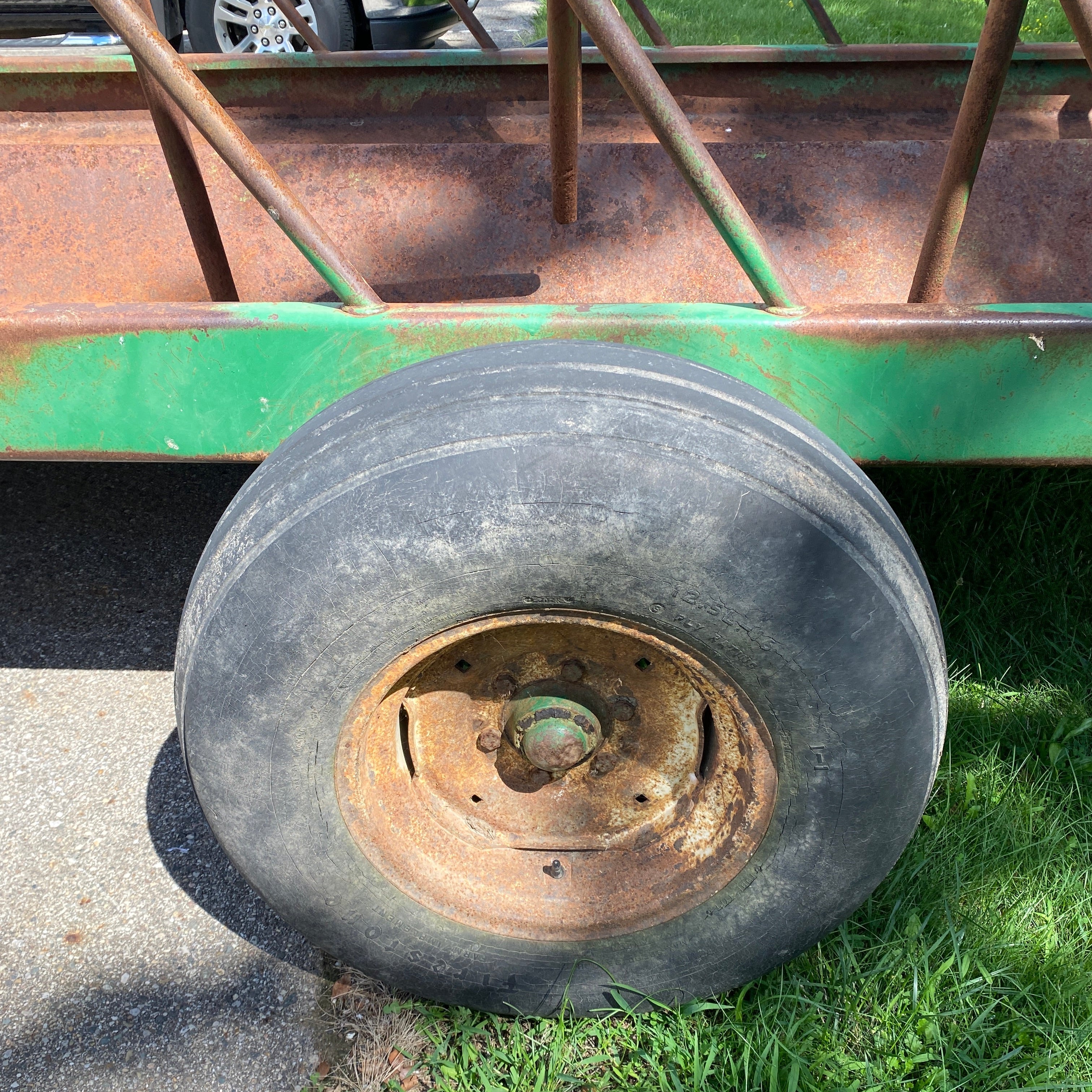 S.I. Feeders #AF30 Hay Feeder Trailer