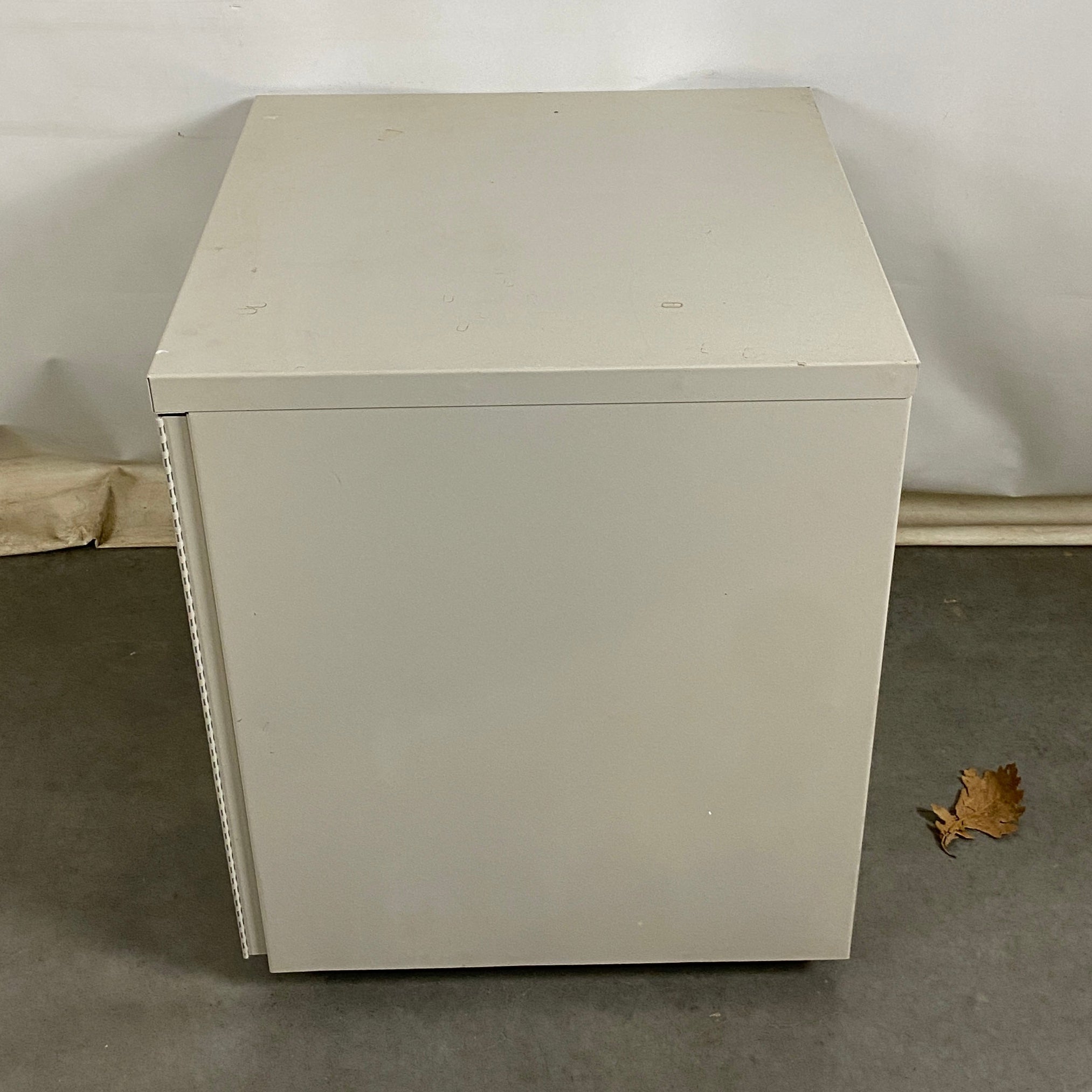 Bretford Metal 2 Shelf Rolling Cabinet