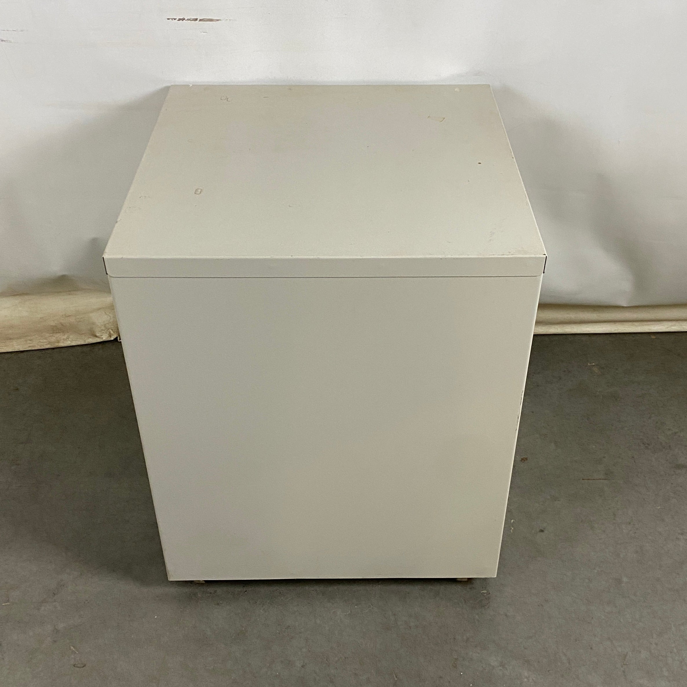 Bretford Metal 2 Shelf Rolling Cabinet