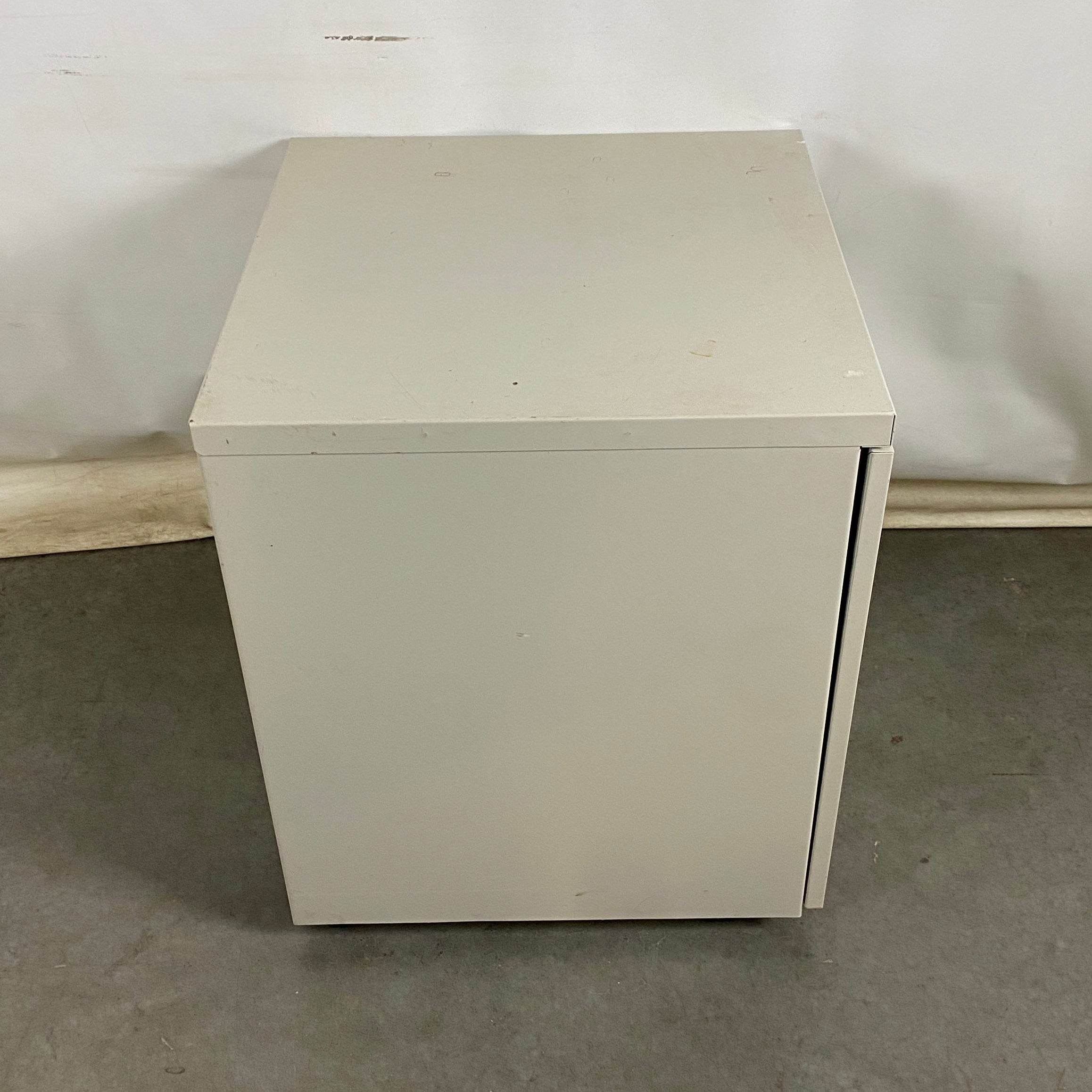 Bretford Metal 2 Shelf Rolling Cabinet