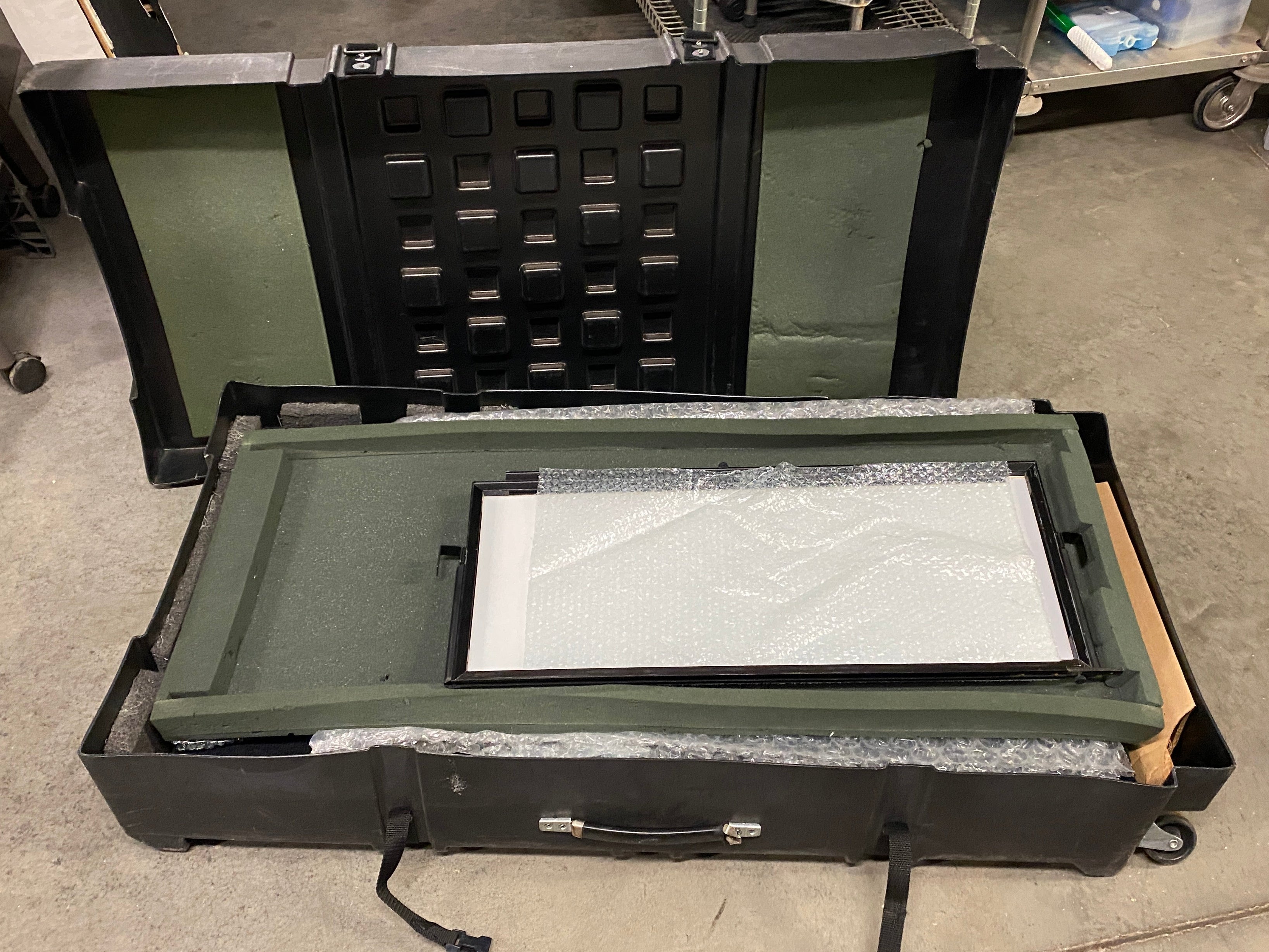 Featherlite Exhibit Display Set With Portable Black Case