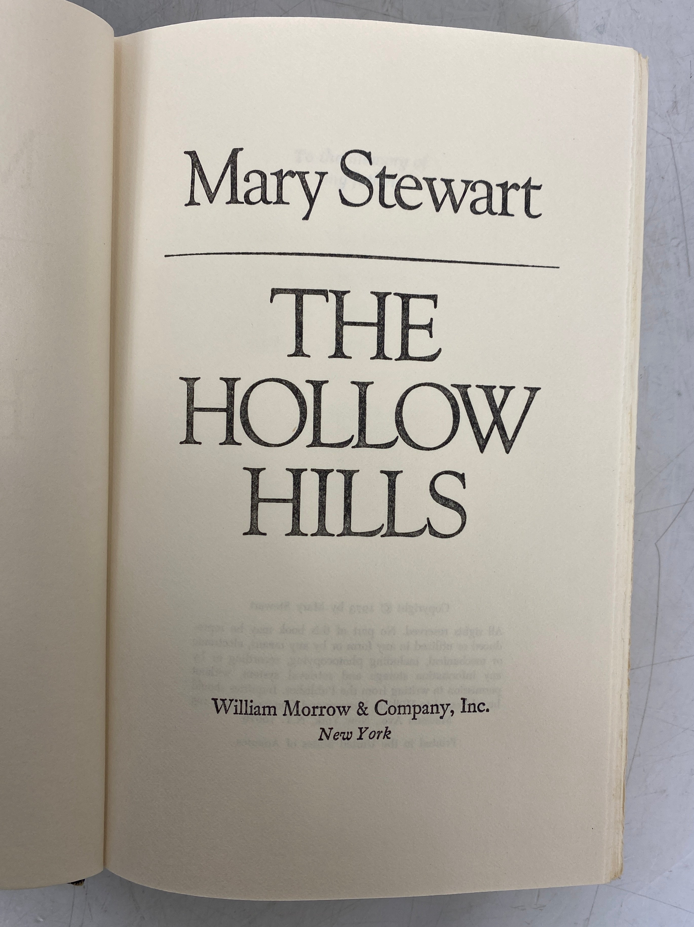 4 Mary Stewart:The Crystal Cave/The Hollow Hills/The Last Enchantment/Thornyhold