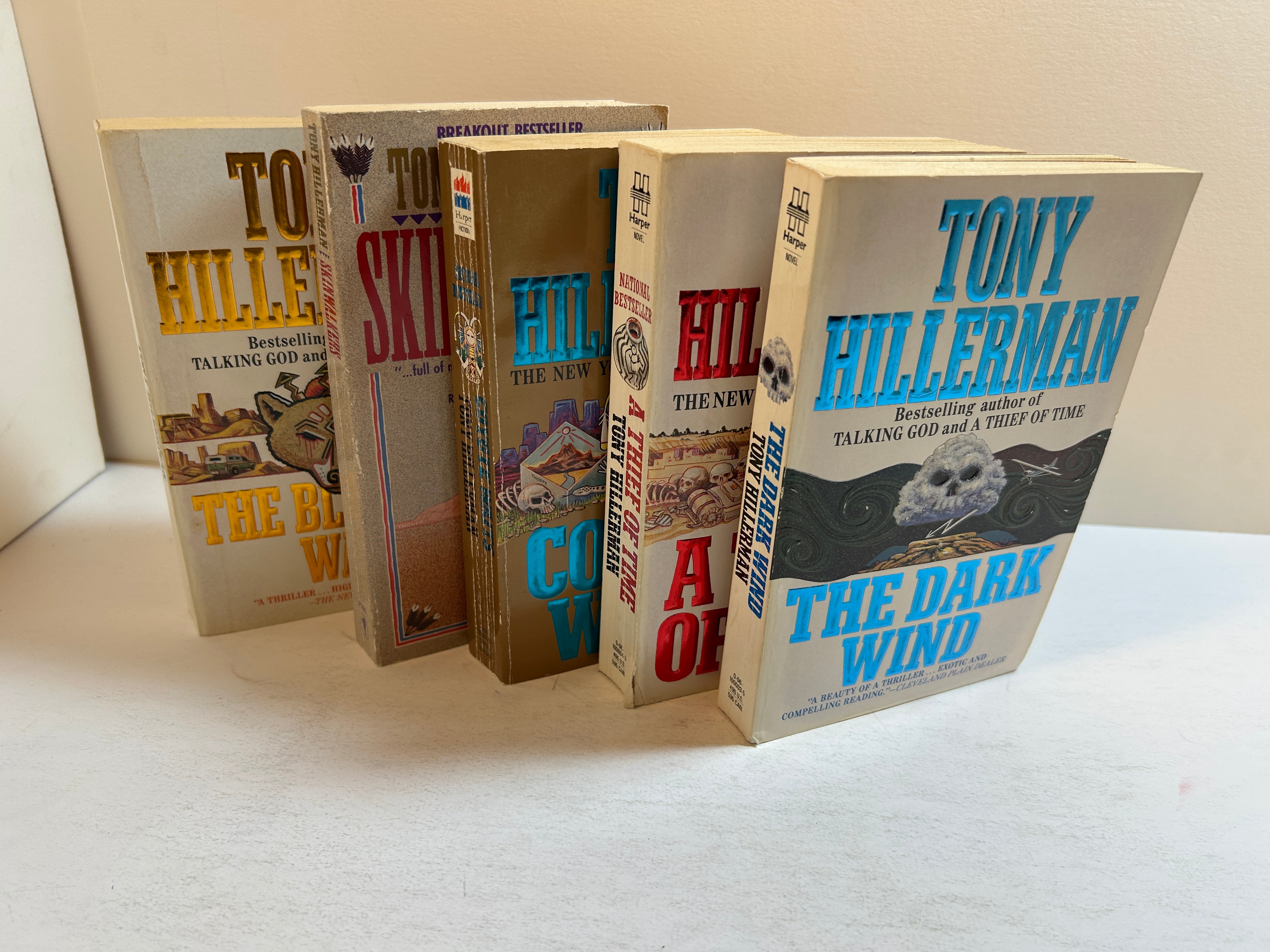 5 Tony Hillerman: Blessing Way/Thief of Time/Dark Wind/Coyote Waits/Skinwalkers