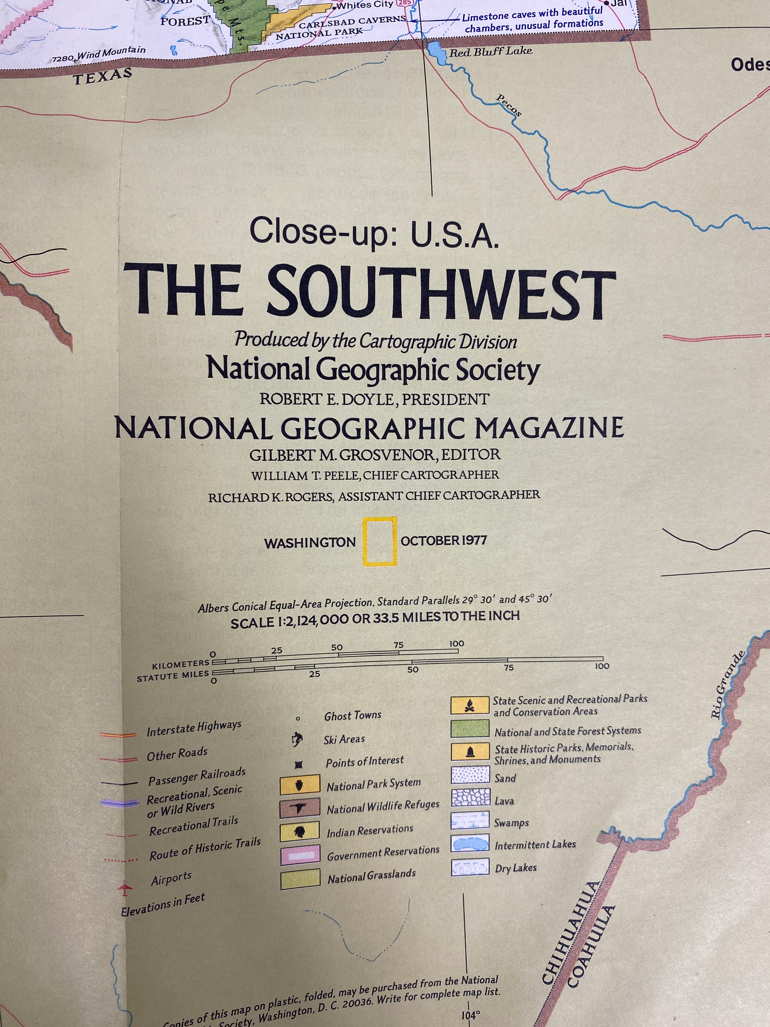 Close-Up USA Mixed 16 Map Set w Scale for Distance and Plastic Case