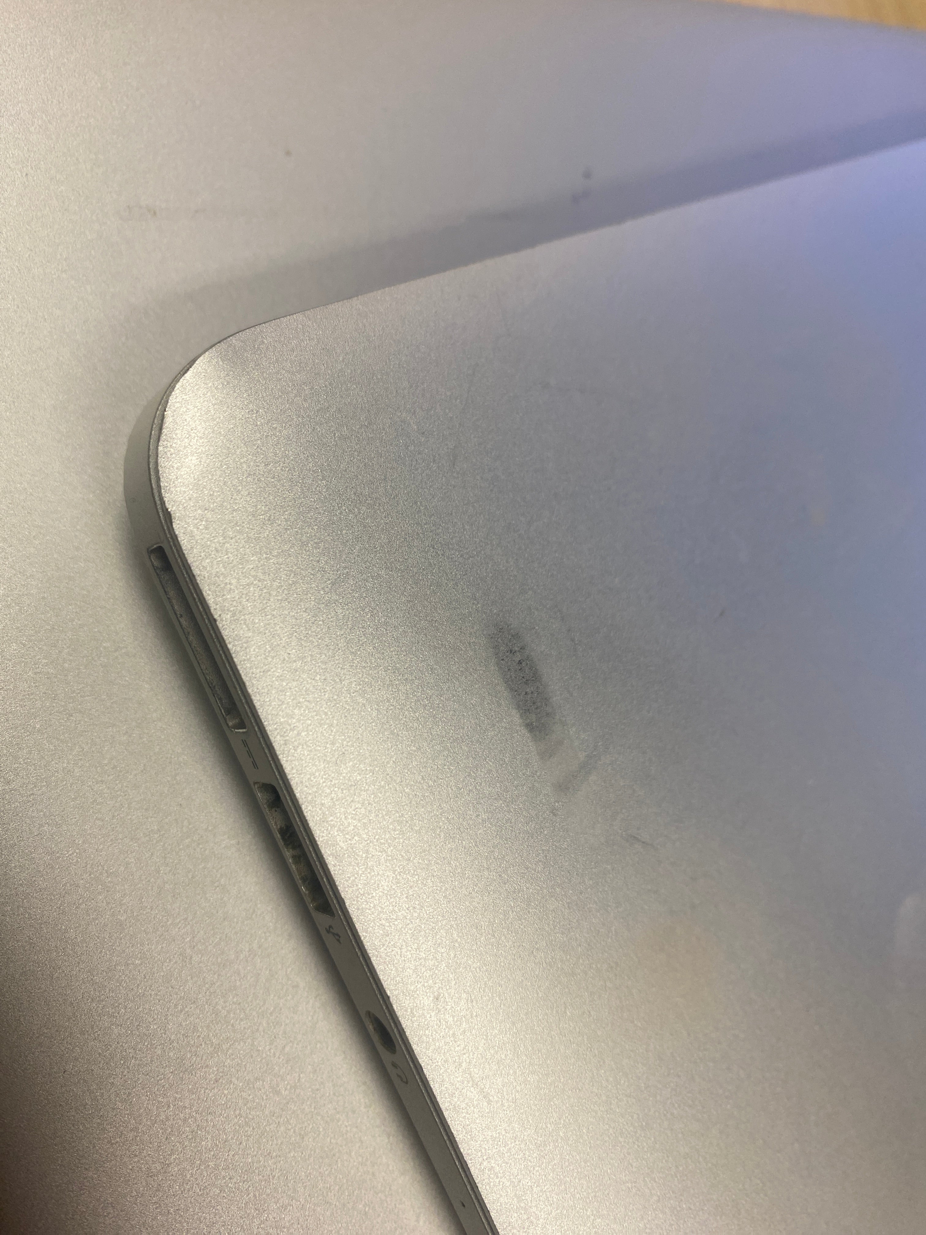 Apple MacBook Air 13.3" 1.6GHz i5 5th Gen 2015 *Dented Corner*