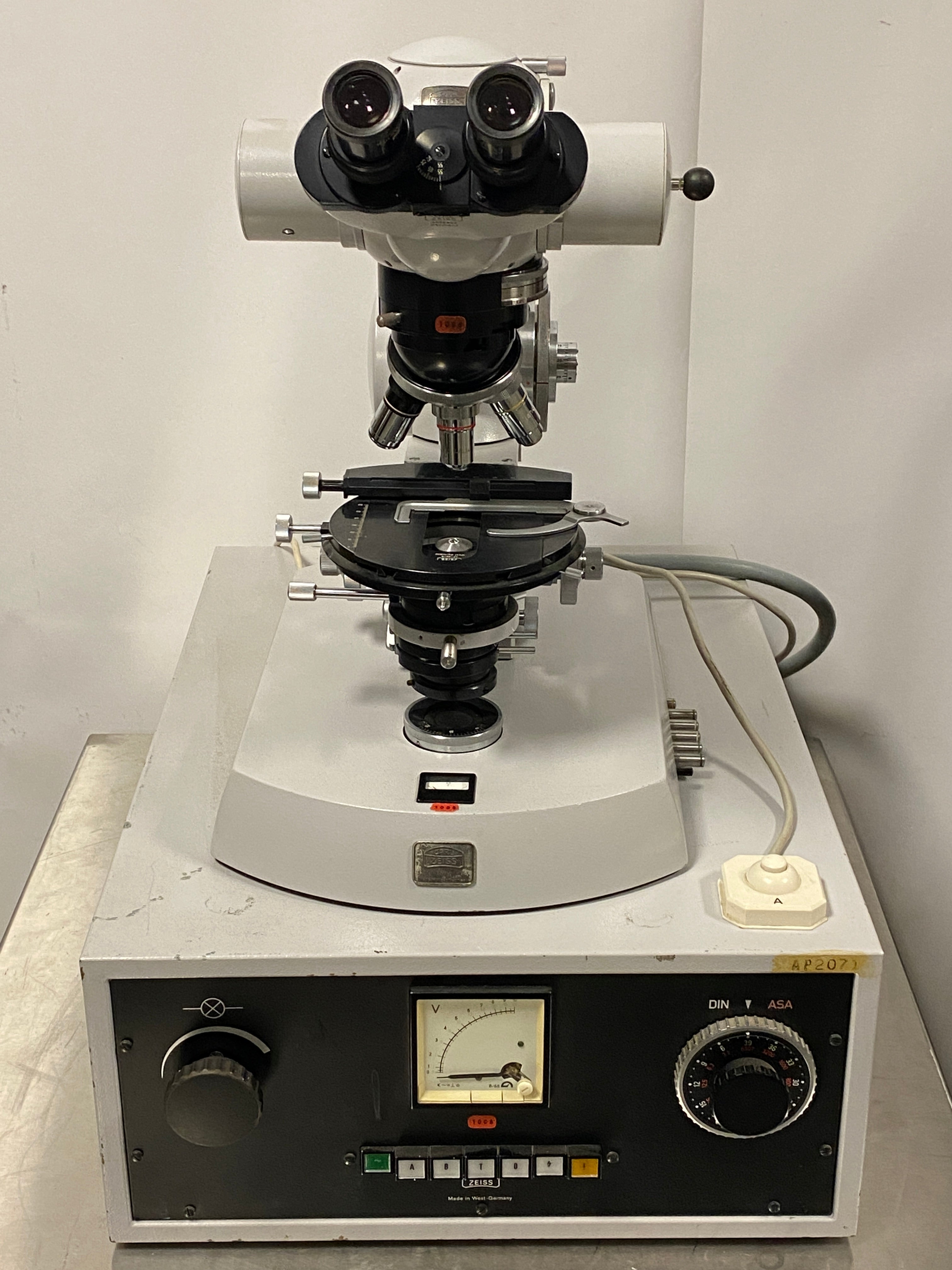 Zeiss Photomicroscope II Binocular Microscope w/Automatic Exposure Control Instrument and Objectives *For parts and Repair*