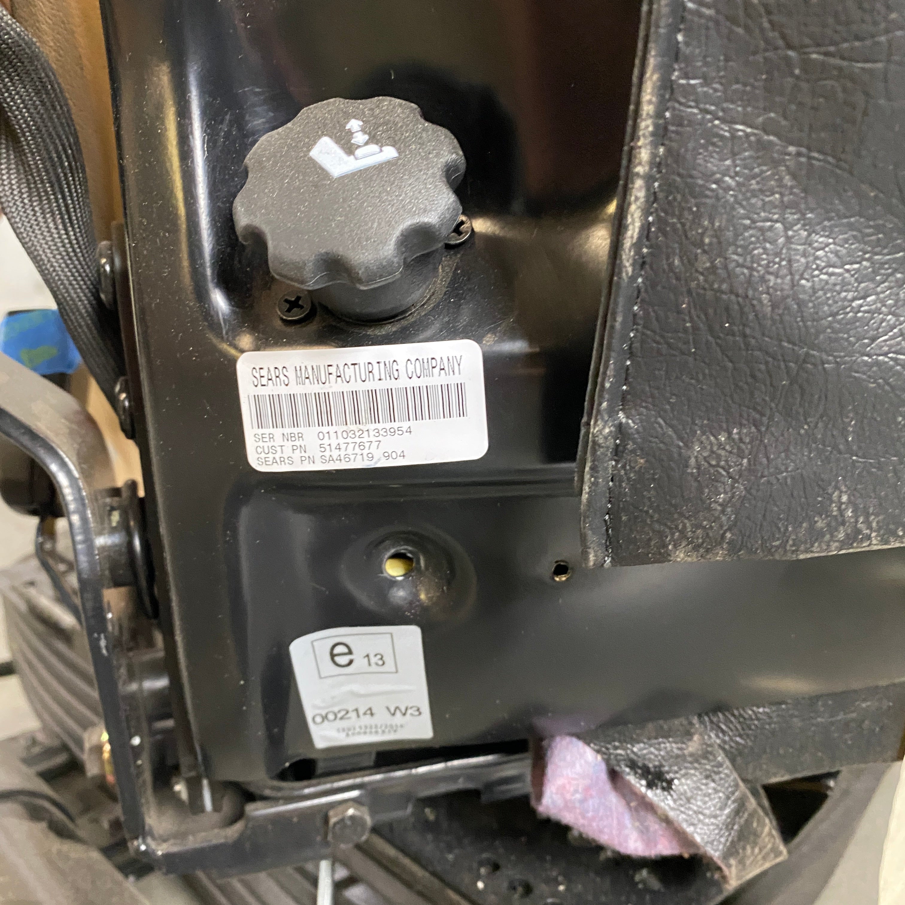 Sears Manufacturing Company #00214-W3 Hydraulic Tractor Seat