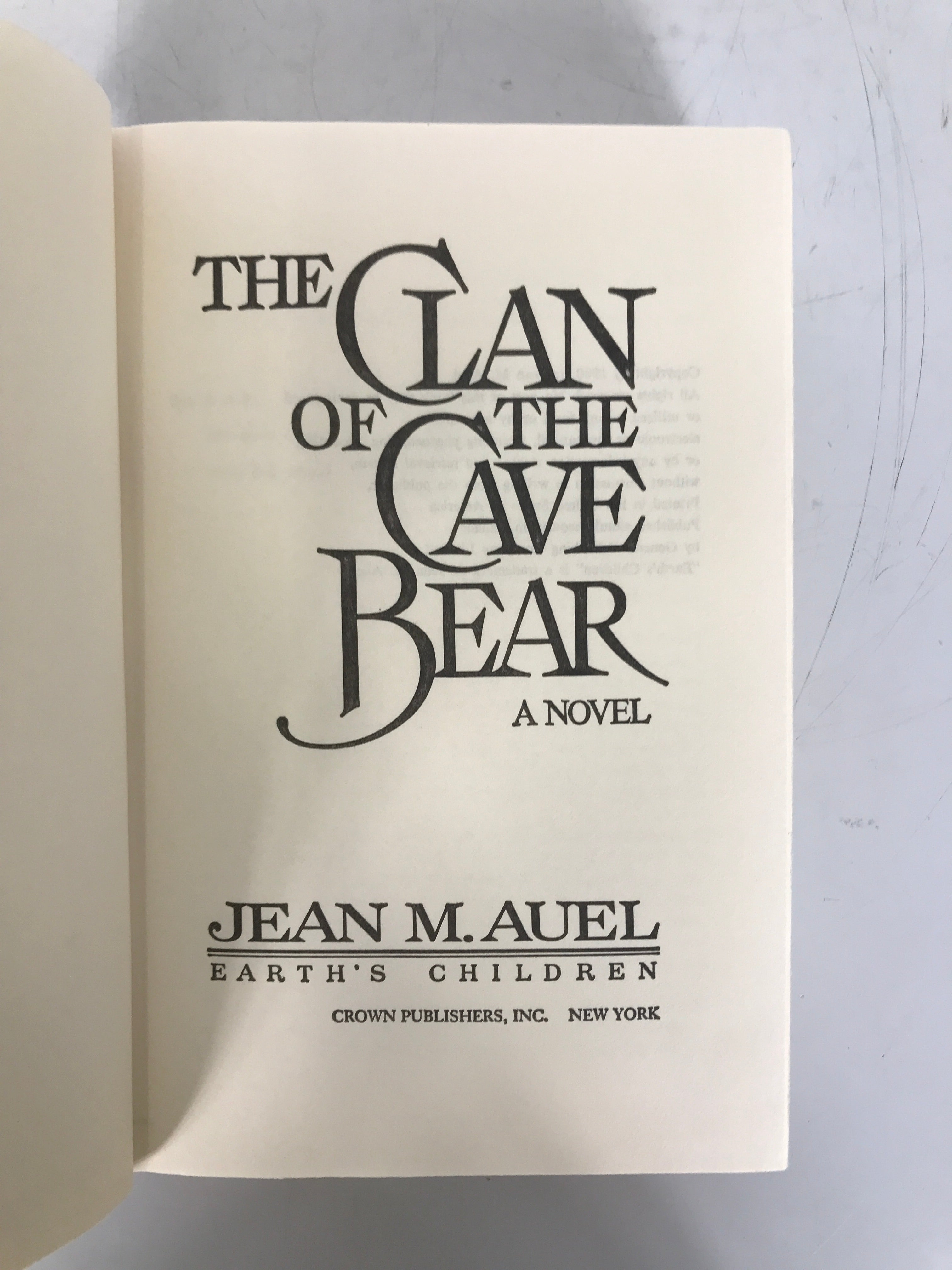 The Clan of the Cave Bear Jean Auel 1980 BCE HC DJ