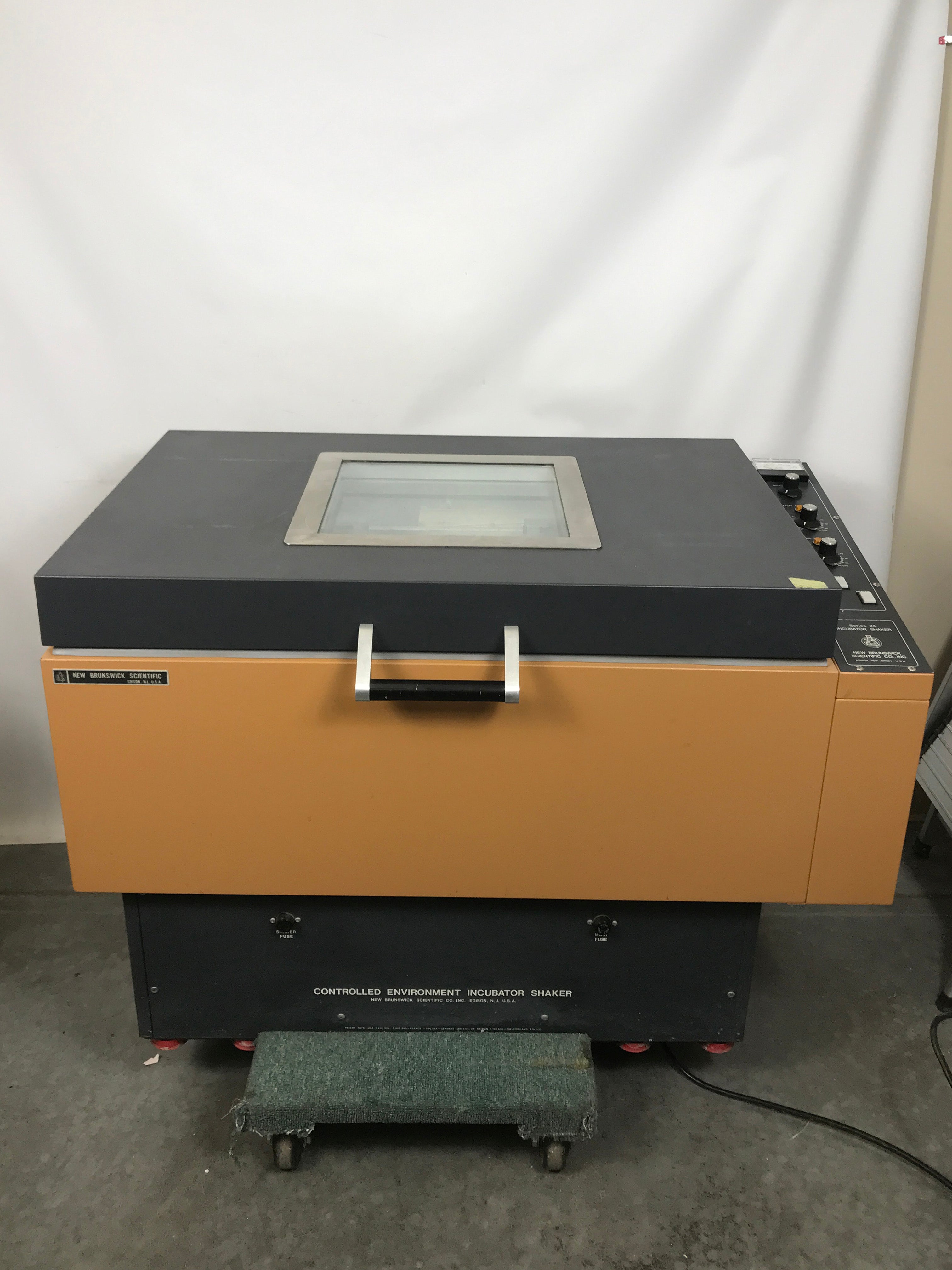 New Brunswick G-25 Incubator Shaker *Works*