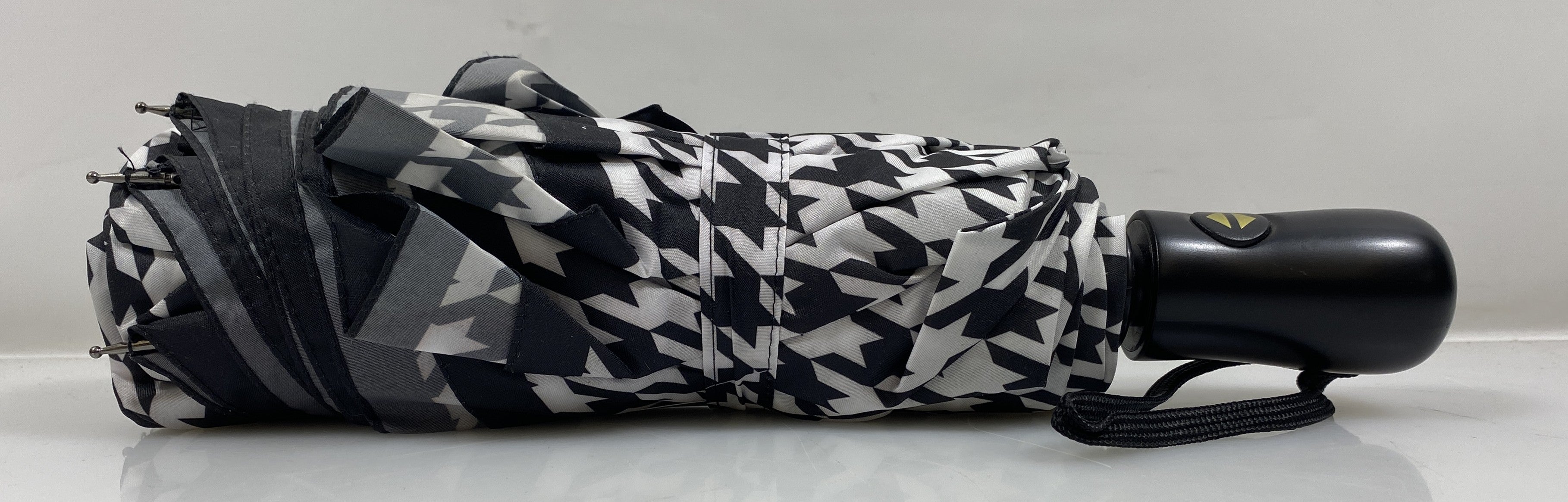 Galleria Black and White Houndstooth Reverse Close Folding Umbrella
