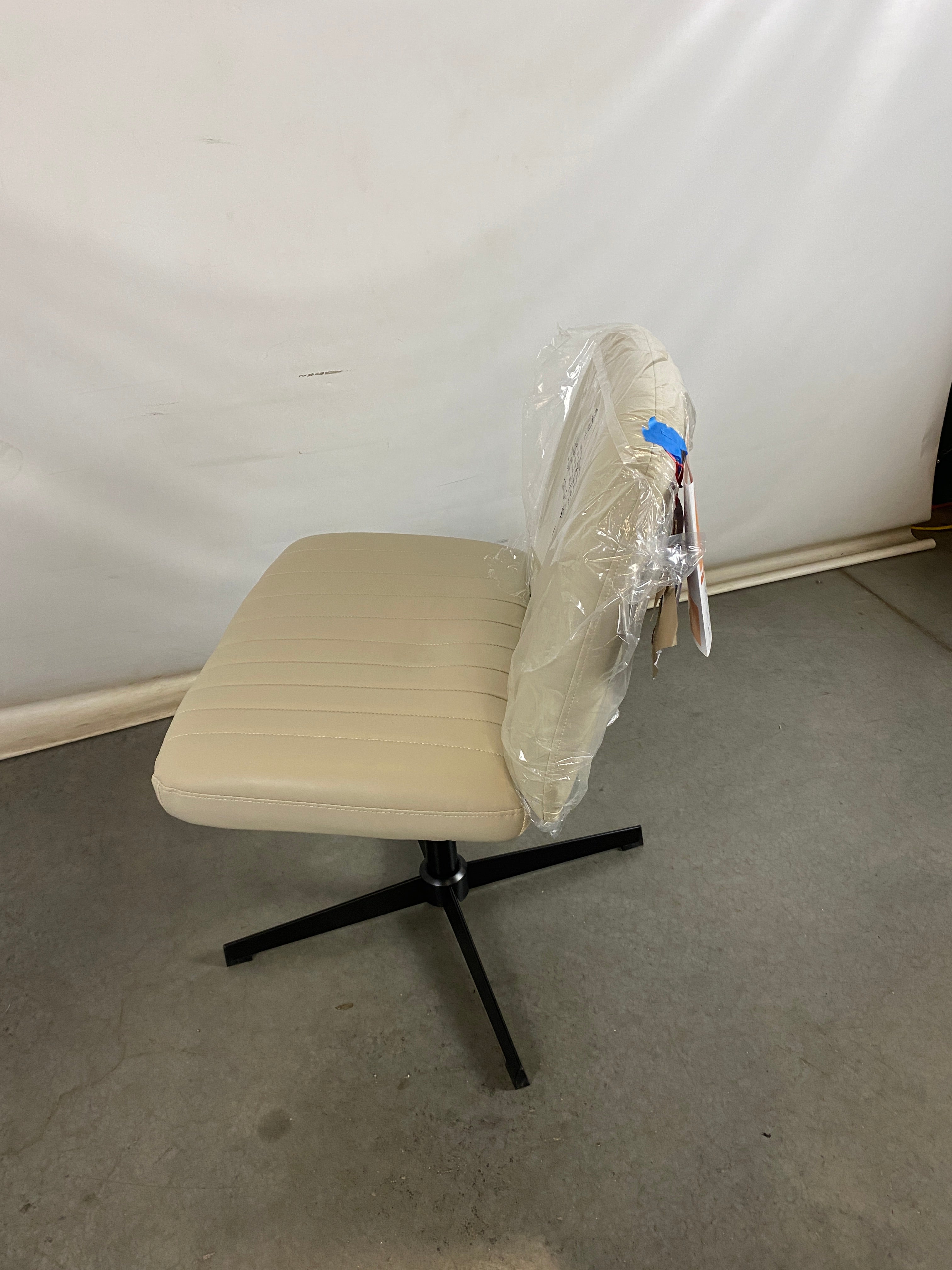 Henglin White Swivel Office Chair