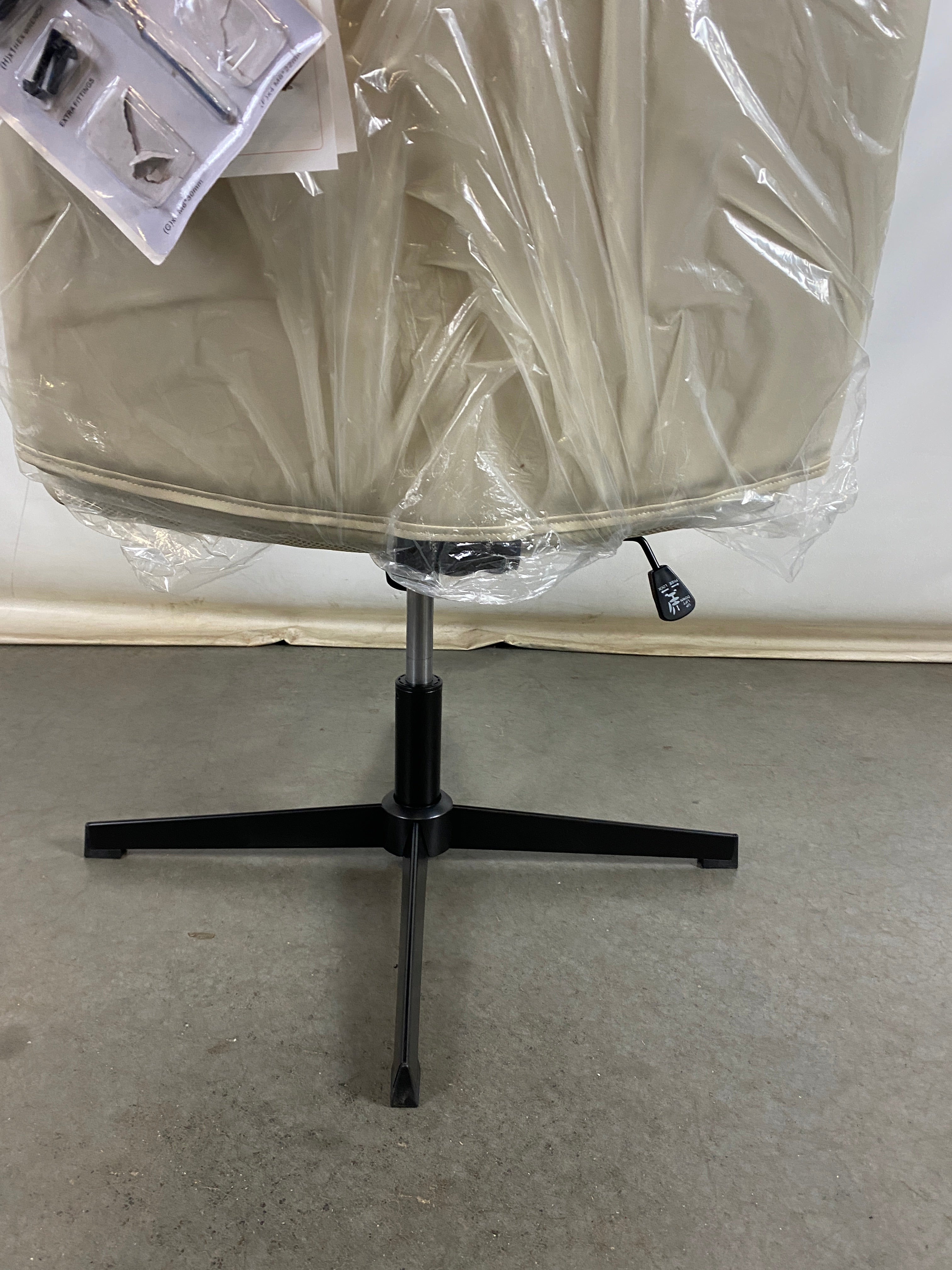 Henglin White Swivel Office Chair