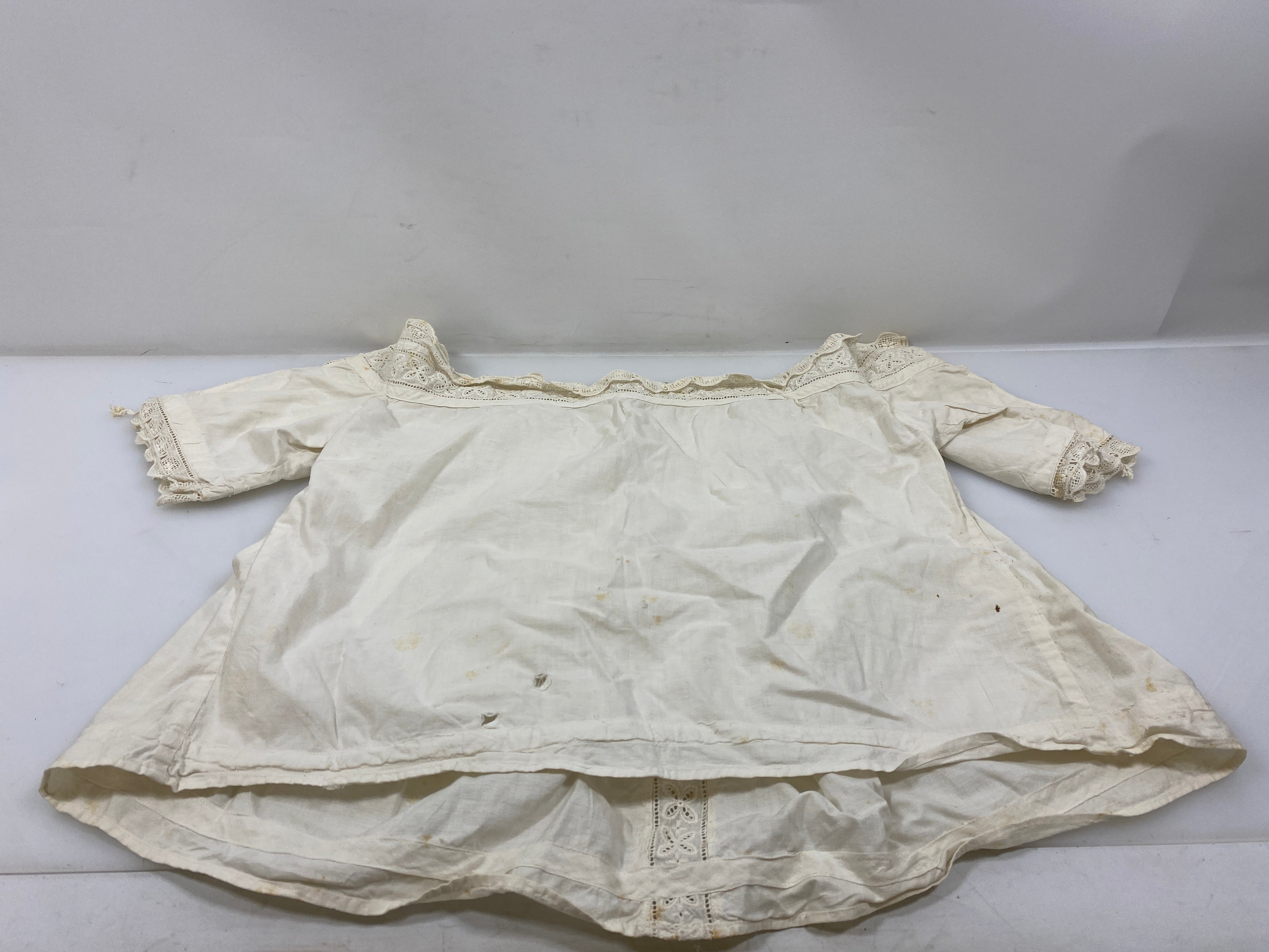 Vintage 1890s White Linen Blouse with Intricate Lace Detailing