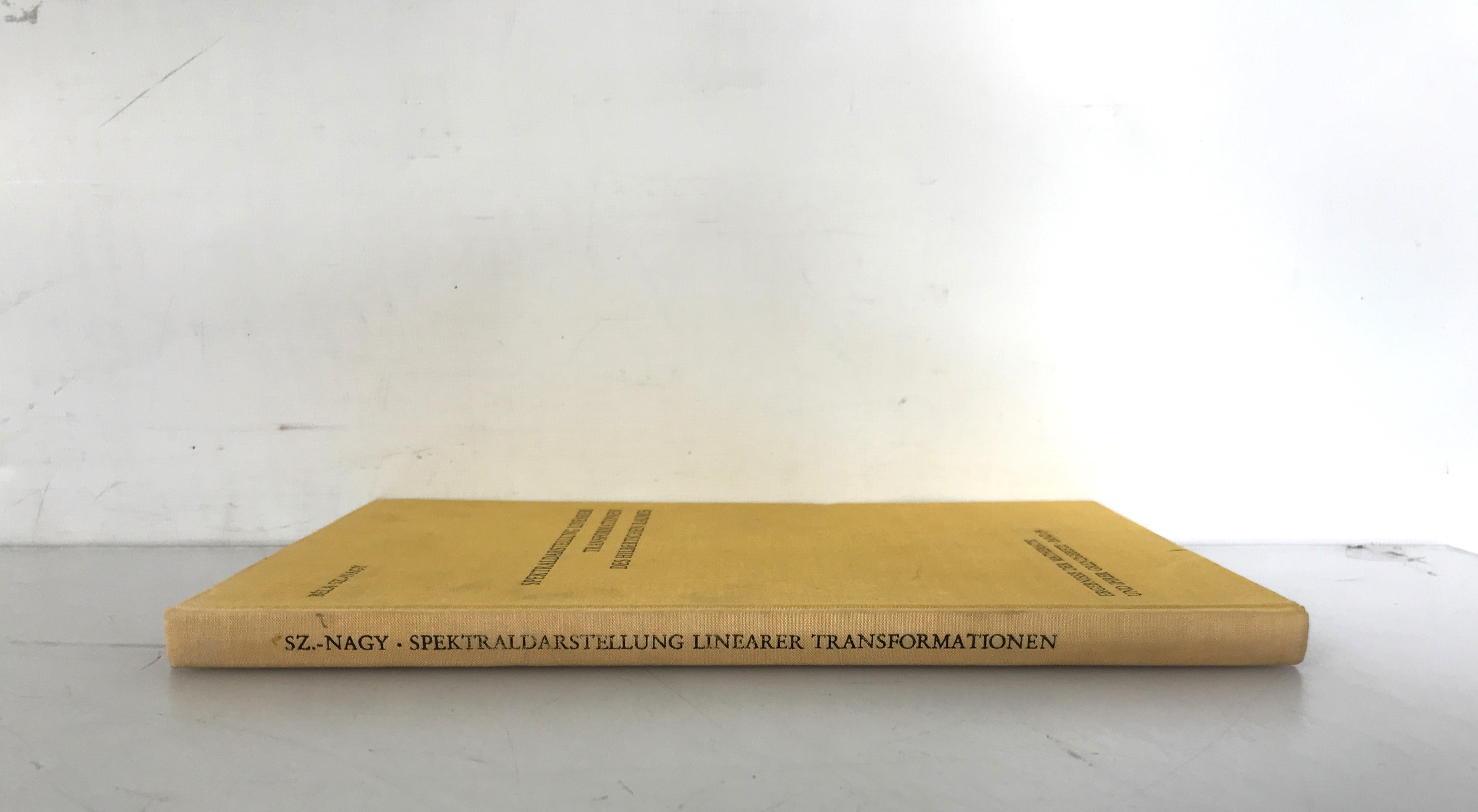 Spektraldarstellung Linearer Transformationen Des Hilbertschen Raumes (in German) 1967 Corrected Edition