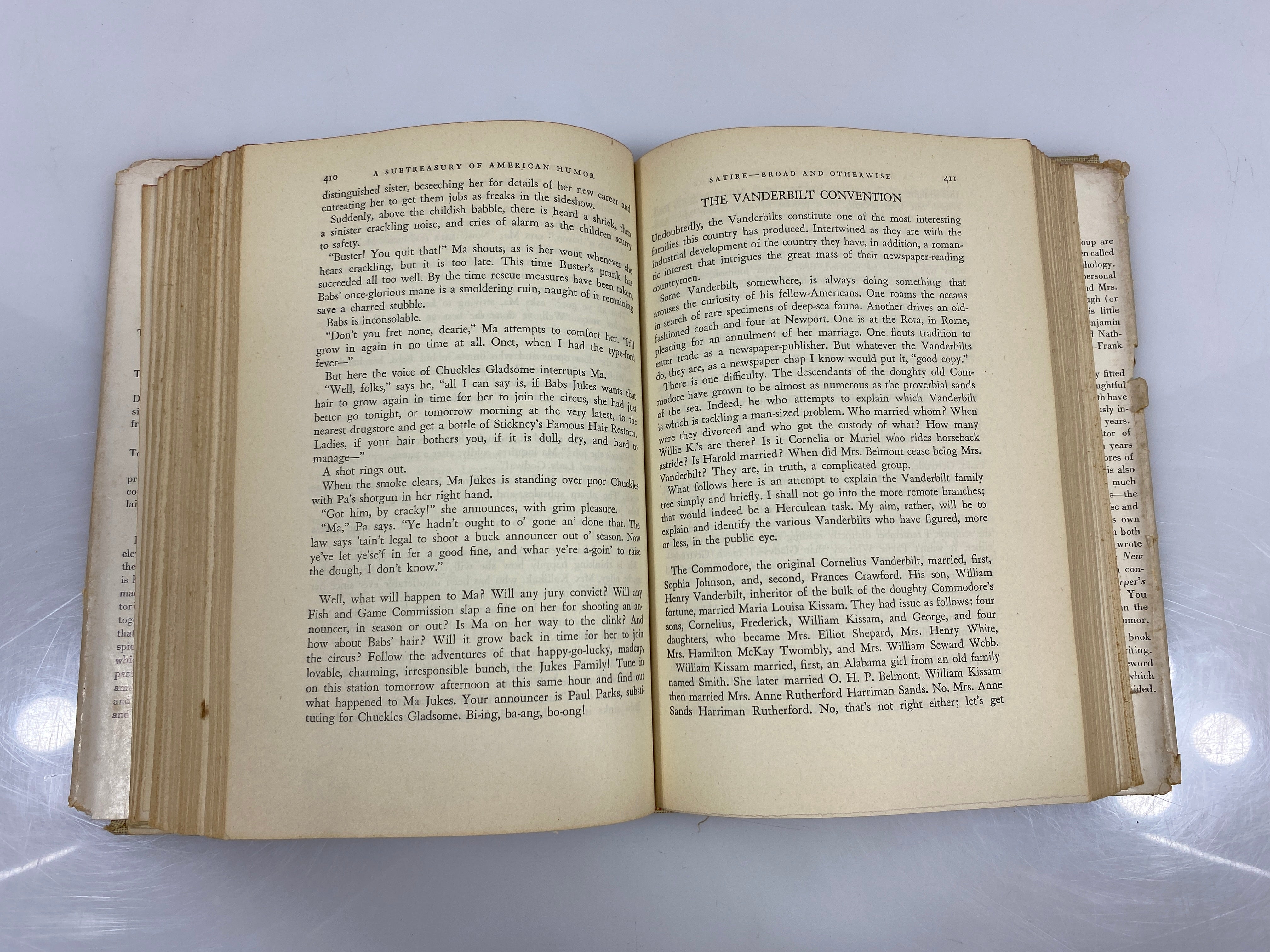 A Subtreasury of American Humor White/White 1941 HCDJ