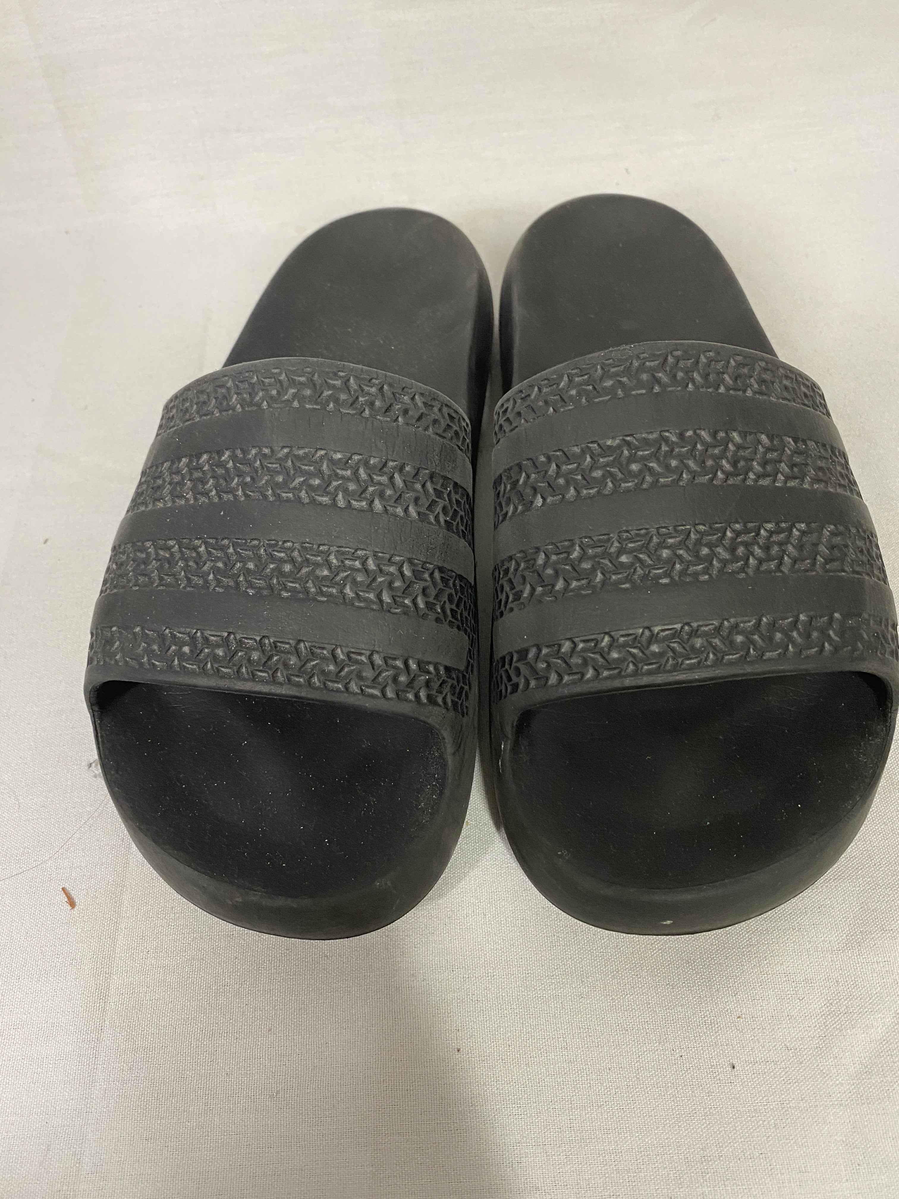 Adidas Adilette Ayoon Slides in Core Black w/ Logo print on side Men's Size 7/Women's Size 8.5