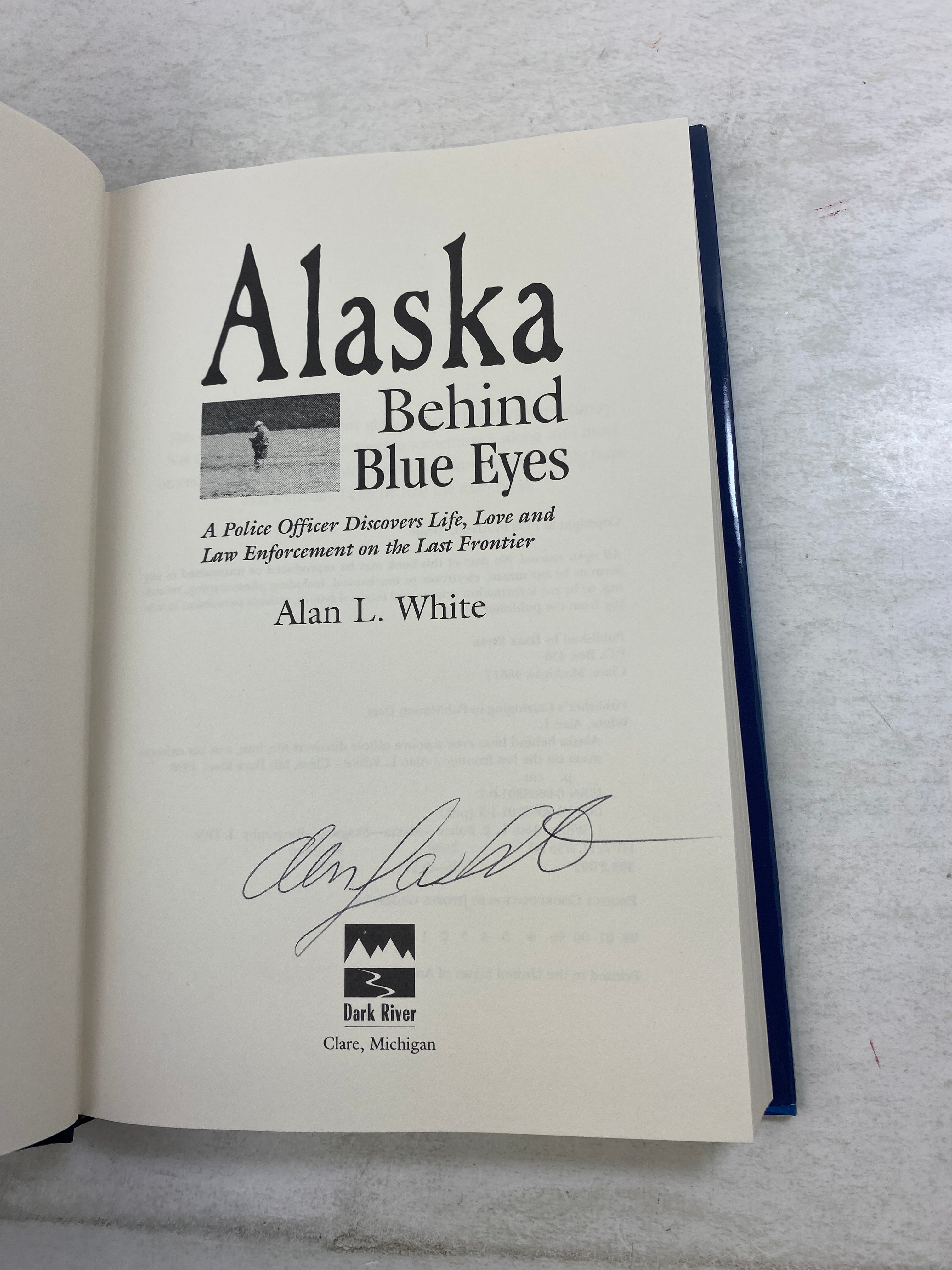 Alaska Beyond Blue Eyes Alan White HCDJ 1998 *Signed*