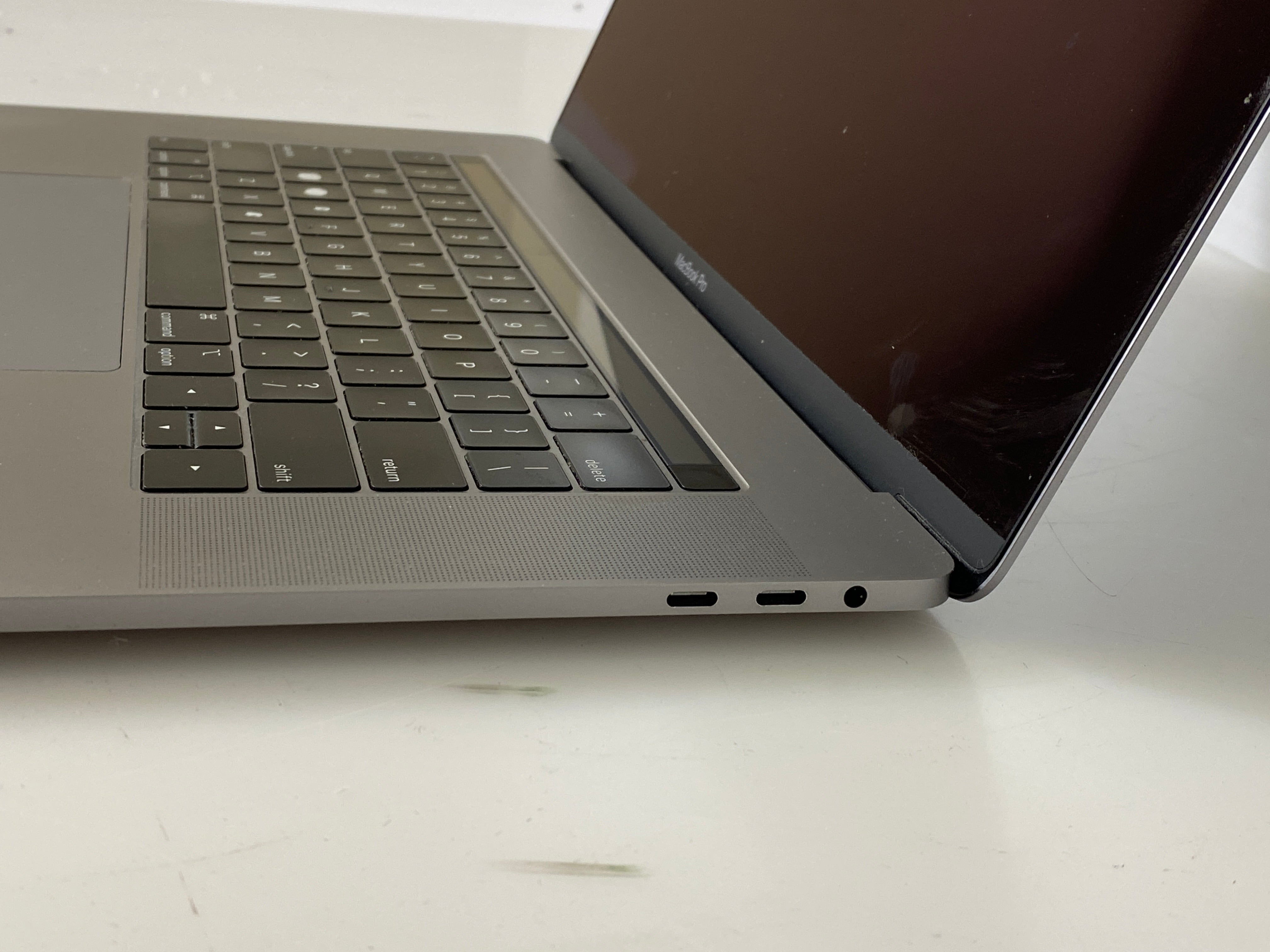 Apple MacBook Pro 15" 2.3GHz i9-9880H A1990 (2019) *Some Keys Worn*