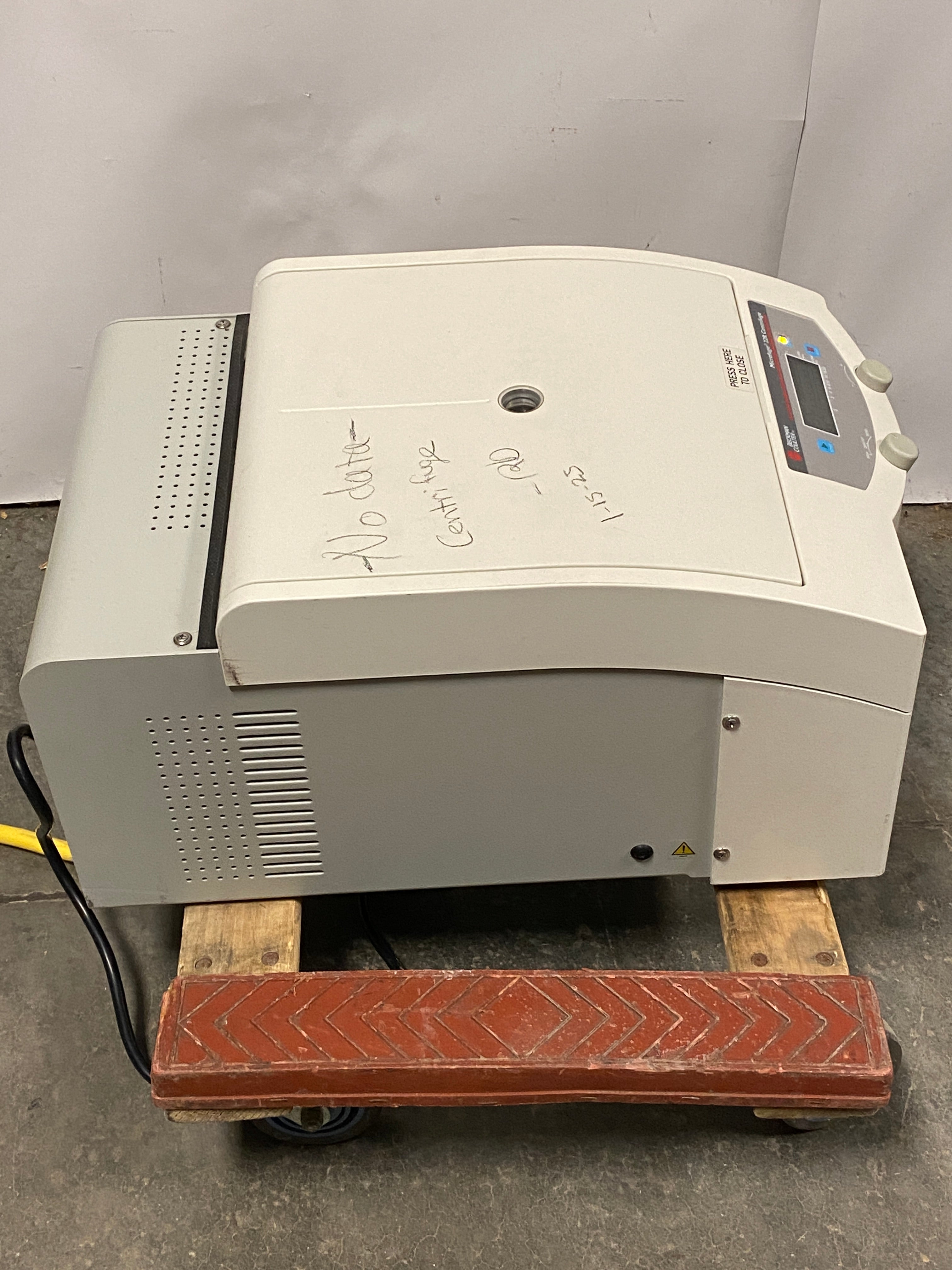 Beckman Coulter Microfuge 22R Refrigerated Centrifuge *For Parts or Repair*