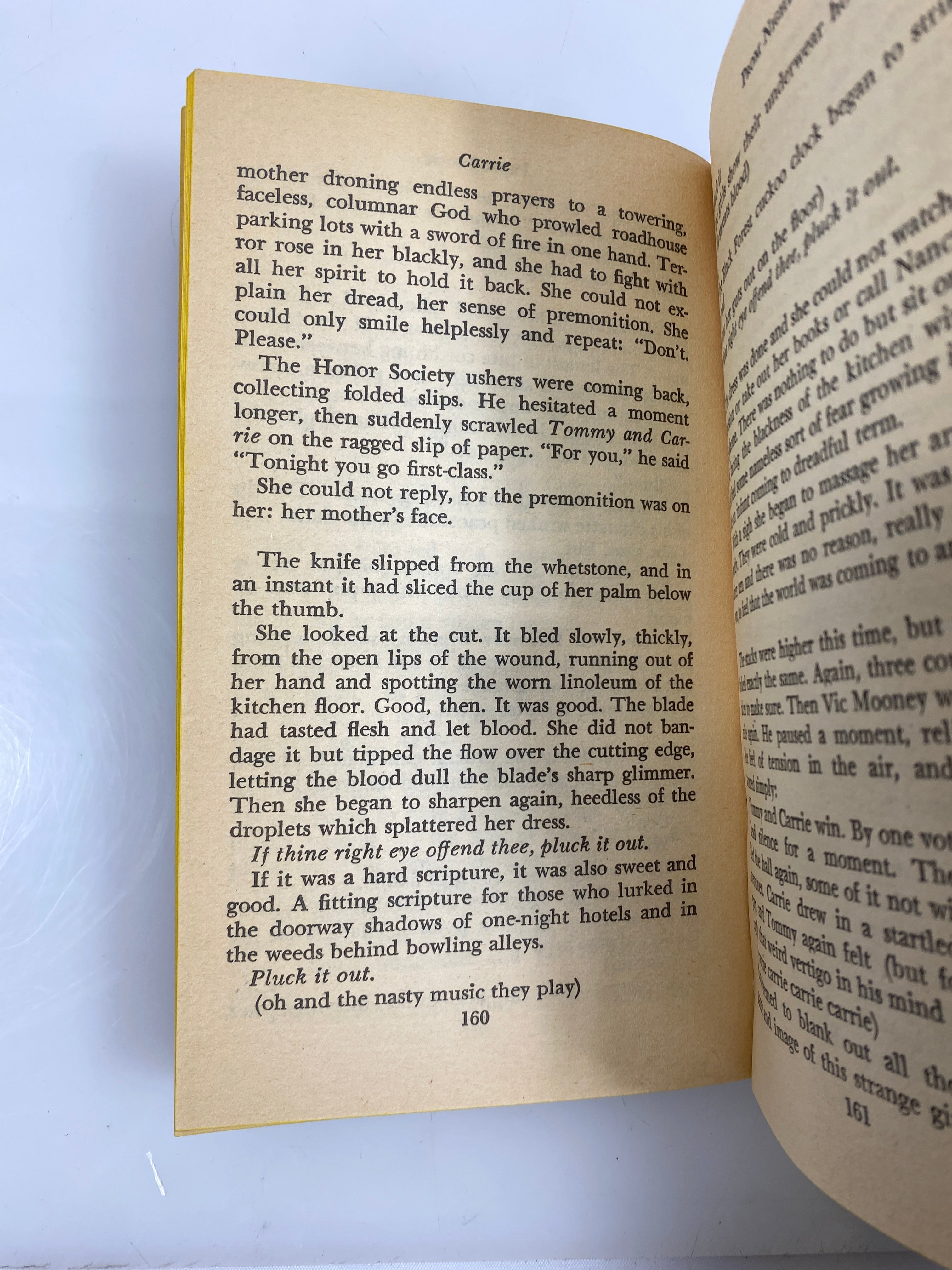 Carrie by Stephen King 1st Signet Printing 1975 SC