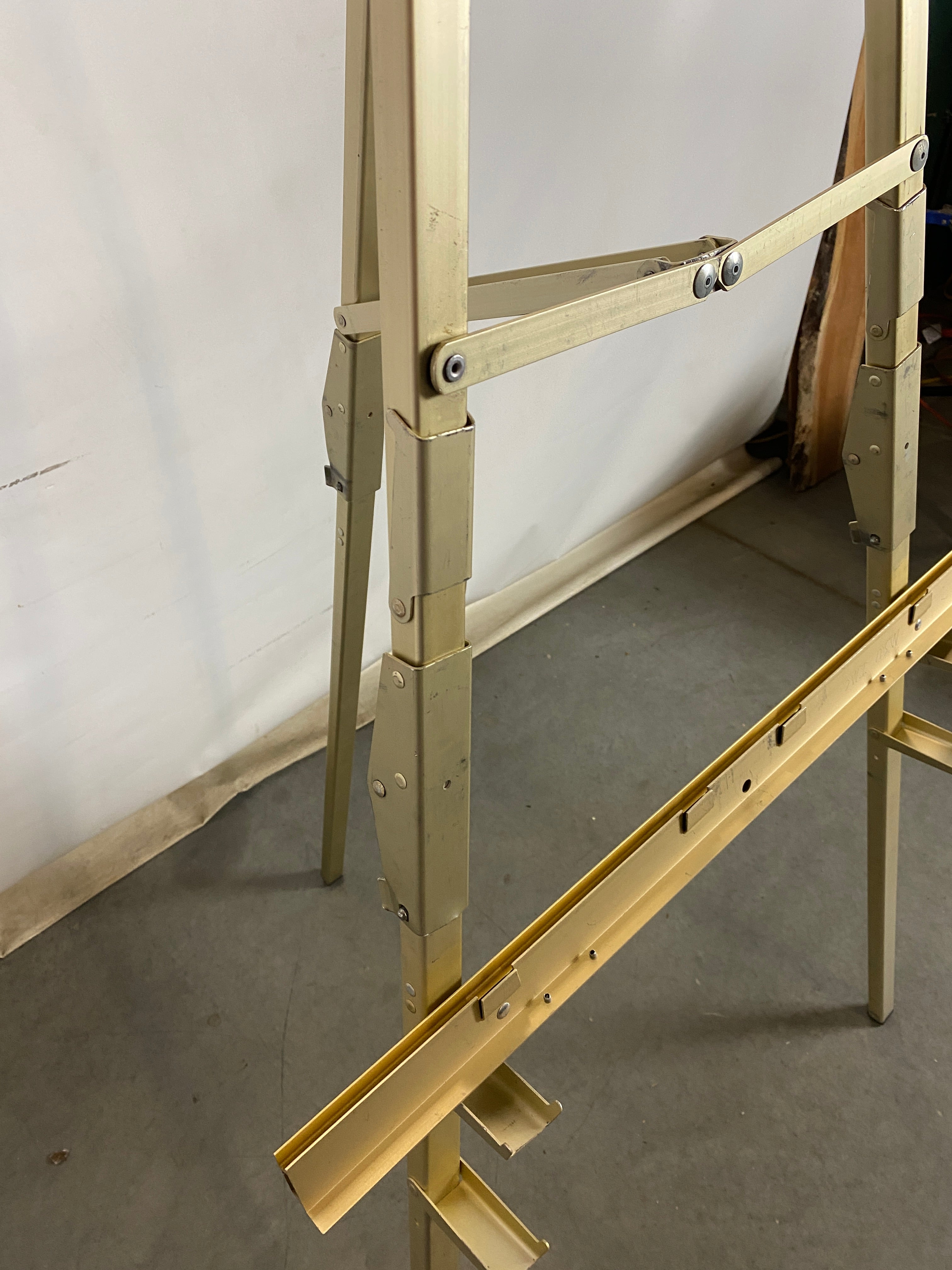 Da-Lite Aluminum Easel Stand with Case